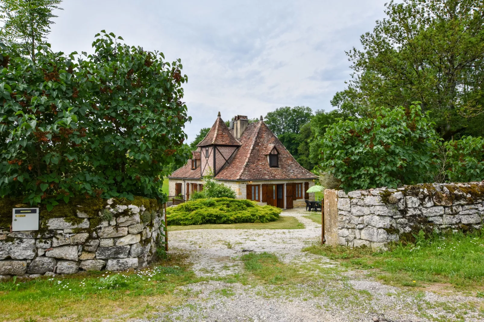 Belle maison lotoise-Buitenkant zomer