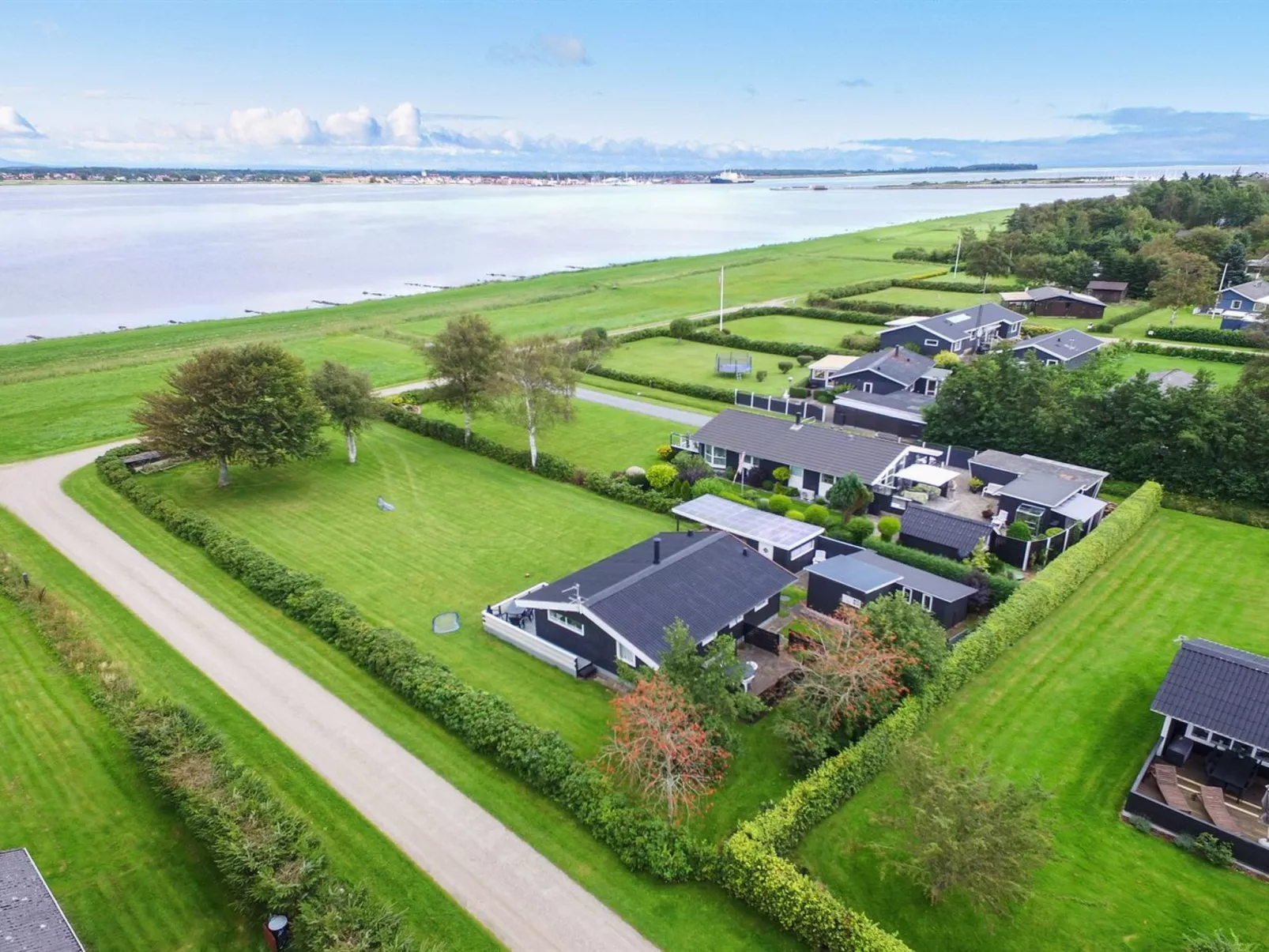 "Ilya" - 90m to the inlet-Buiten