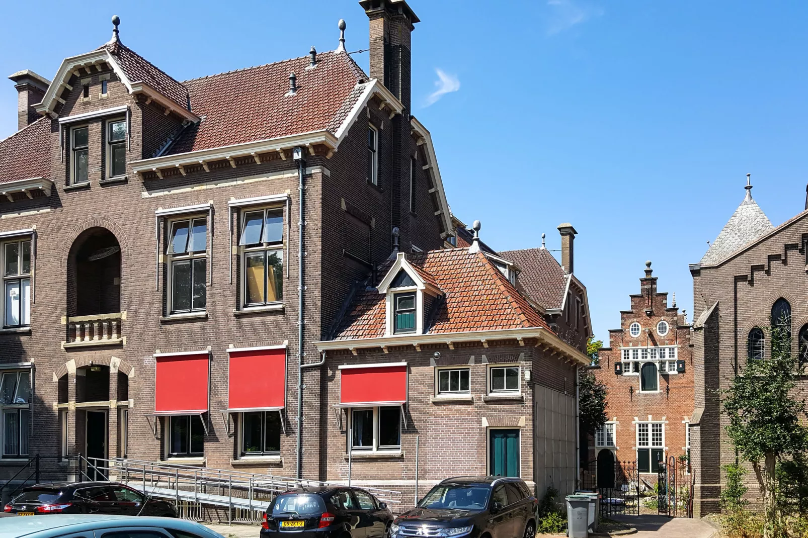 Groot Weeshuis Enkhuizen-Buitenkant zomer