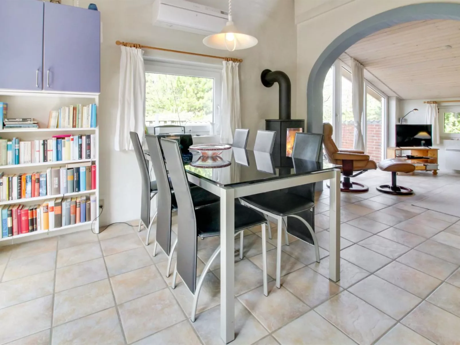 "Elsy" - 2.6km from the sea-Binnen