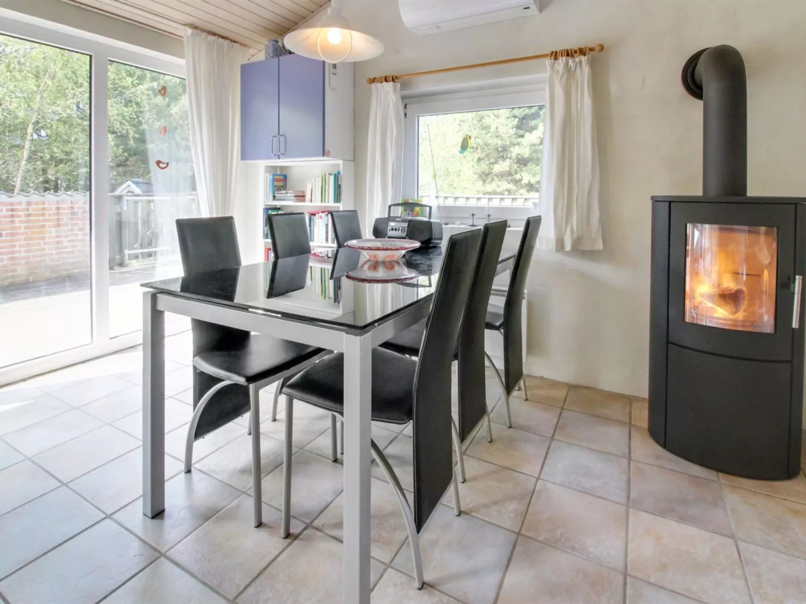 "Elsy" - 2.6km from the sea-Binnen