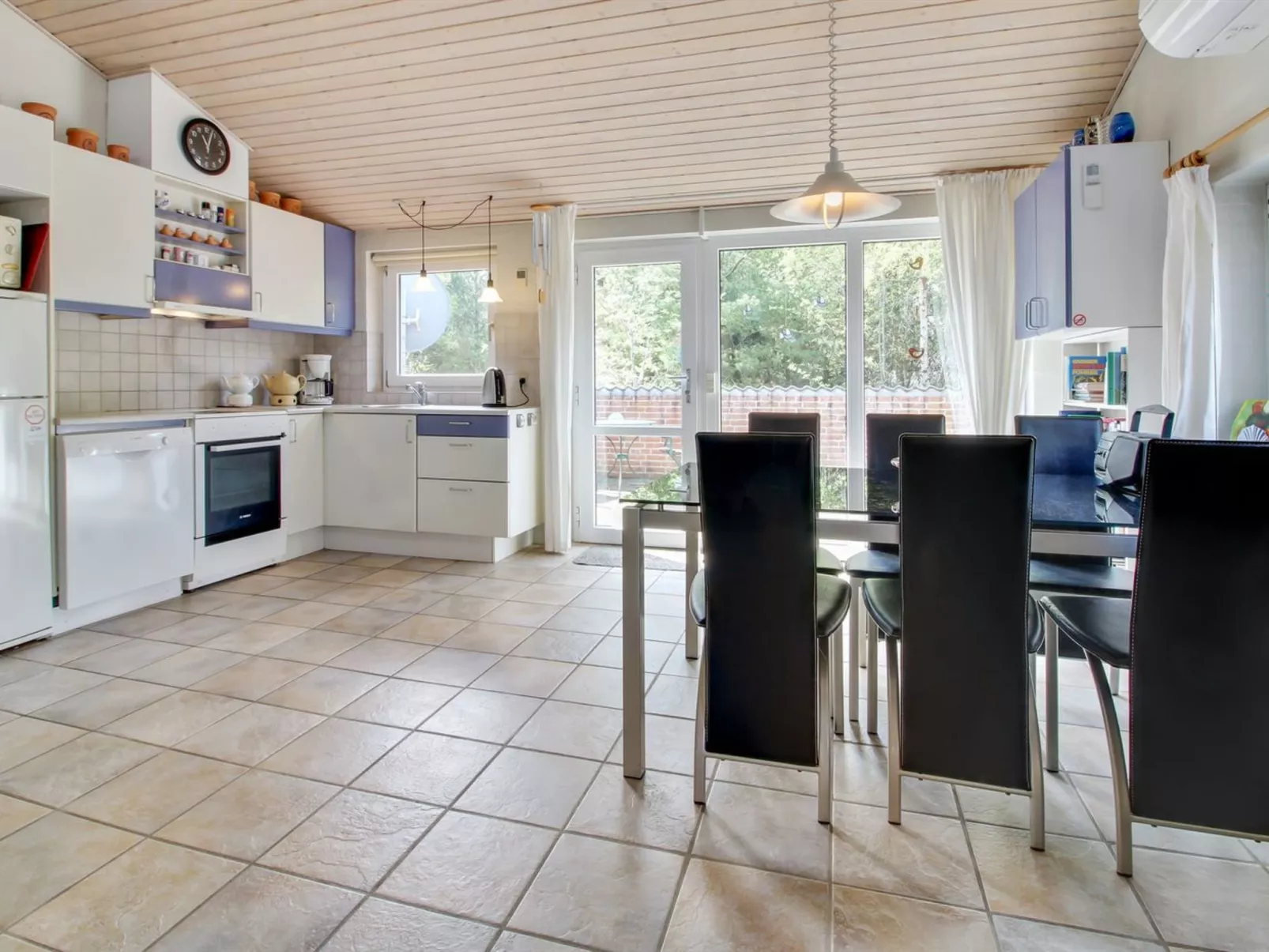 "Elsy" - 2.6km from the sea-Binnen