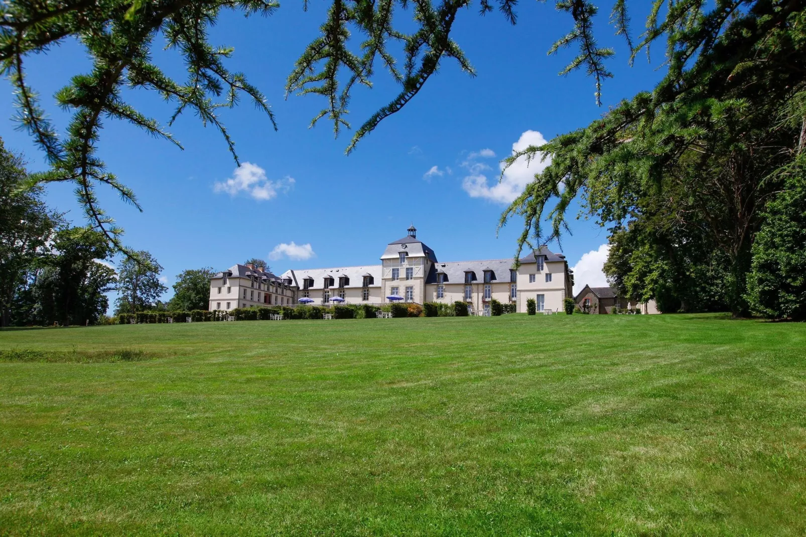 Le Château de Kergonano  4-Buitenkant zomer