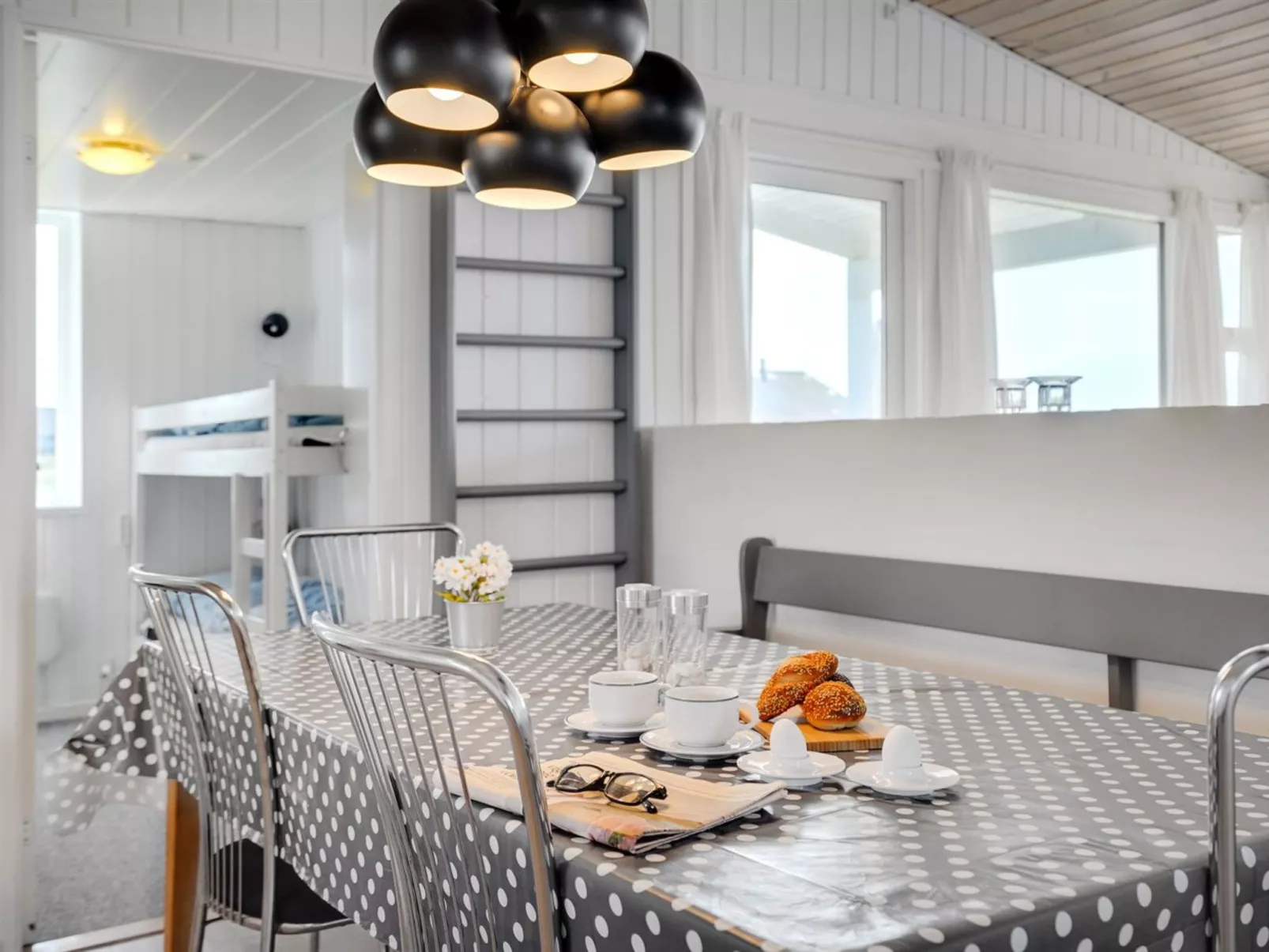 "Dyri" - 75m from the sea-Binnen