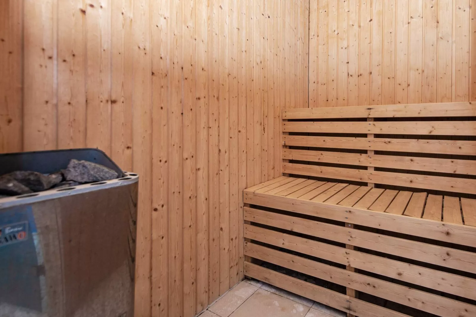 Ruime vakantiewoning in Logstor met een zwembad-Sauna