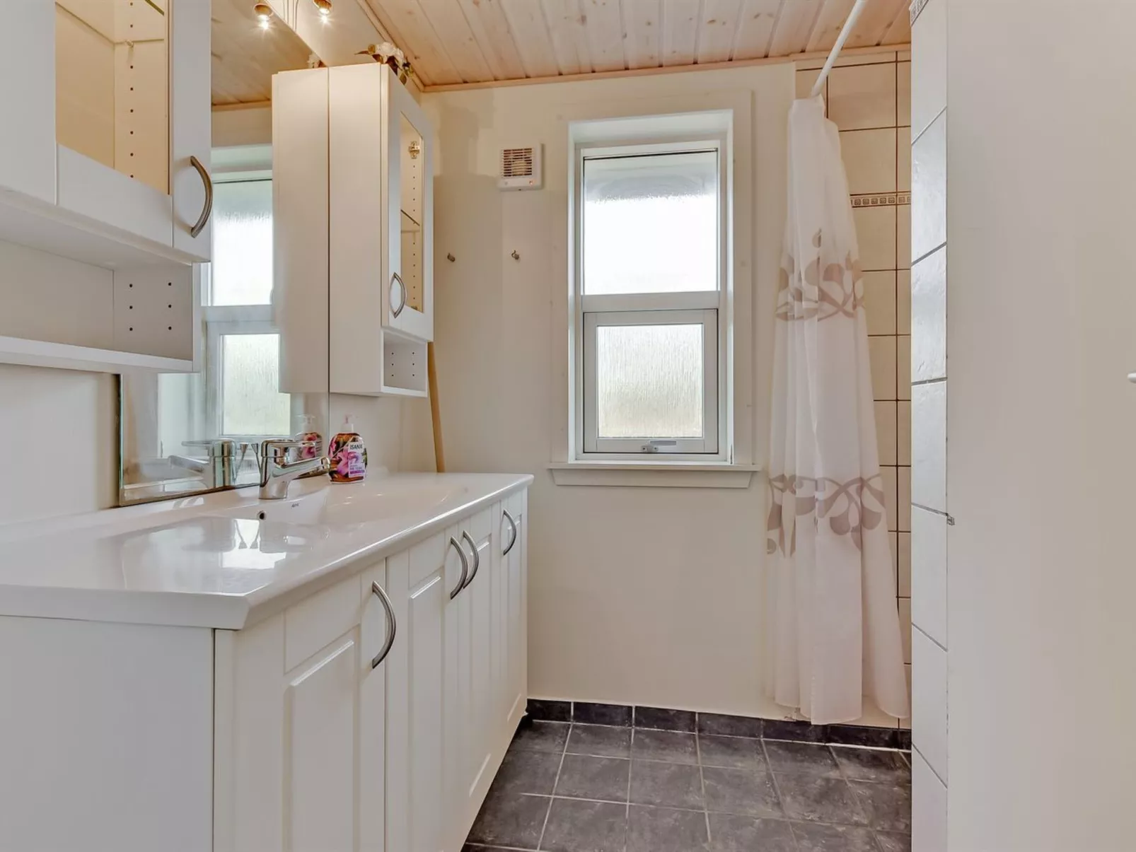 "Aaro" - 1.5km from the sea-Binnen
