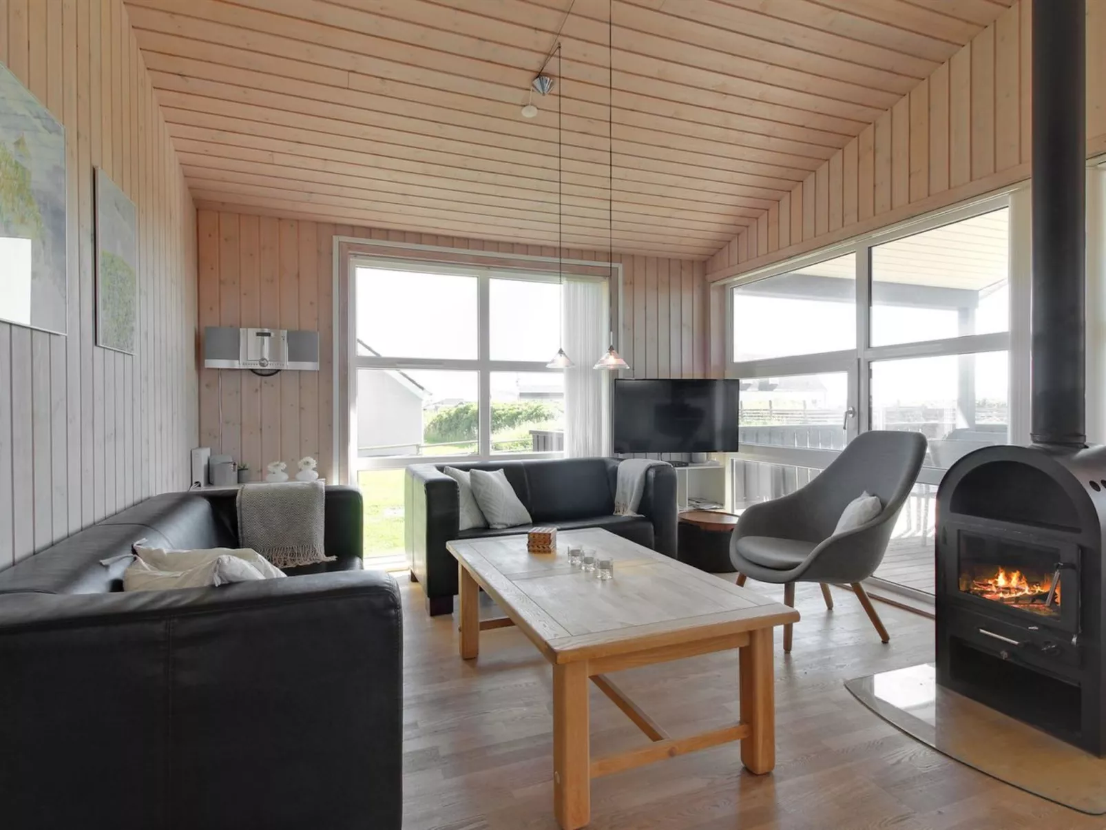 "Eyvin" - 100m from the sea-Binnen