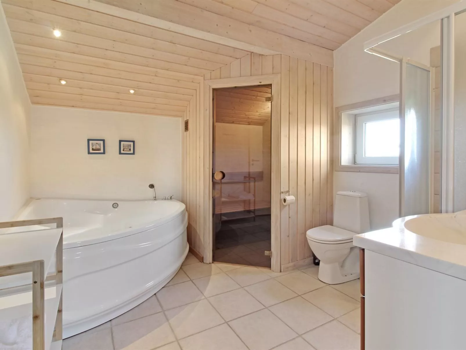 "Eyvin" - 100m from the sea-Binnen