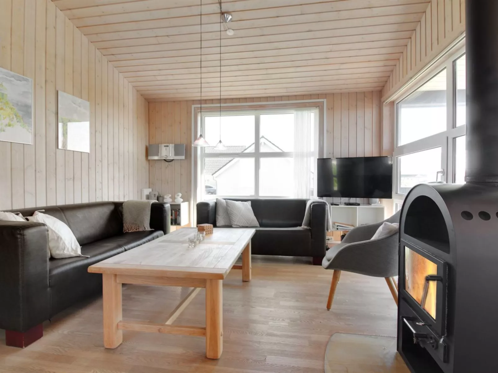 "Eyvin" - 100m from the sea-Binnen