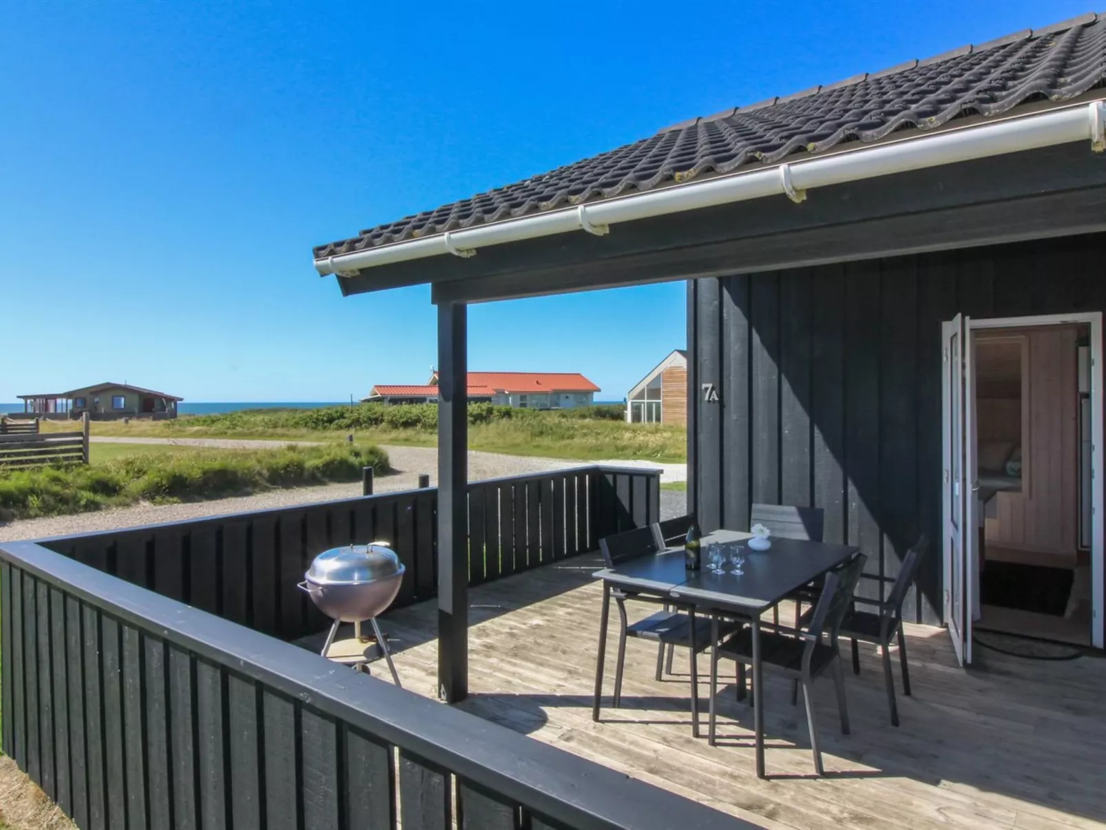 "Eyvin" - 100m from the sea-Buiten