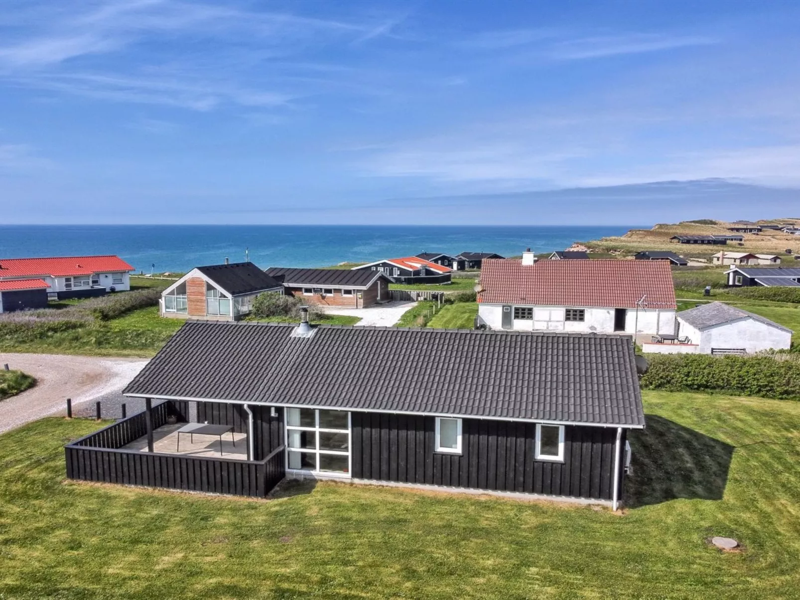 "Eyvin" - 100m from the sea-Buiten