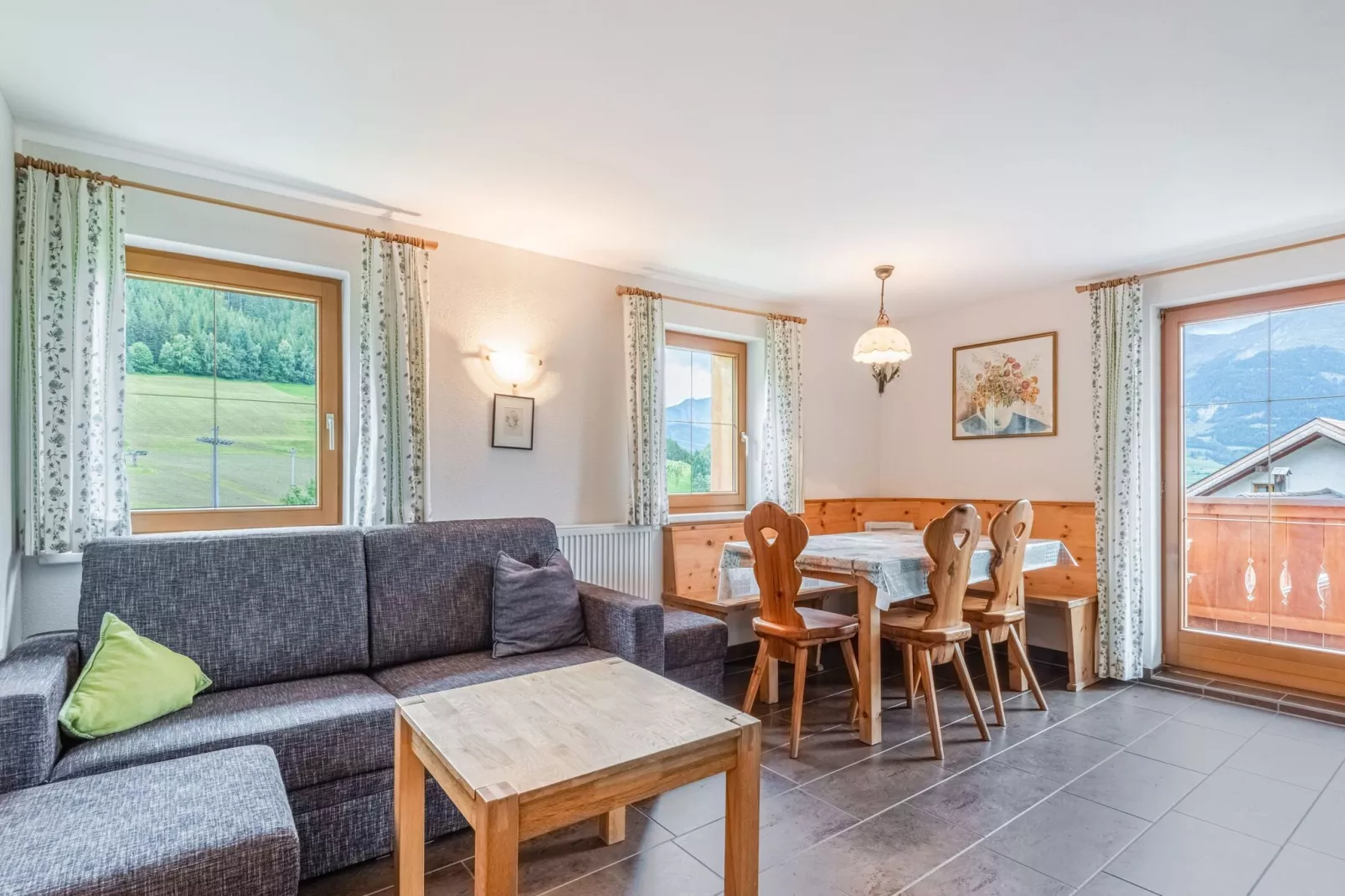 Appartement Almrose-Woonkamer