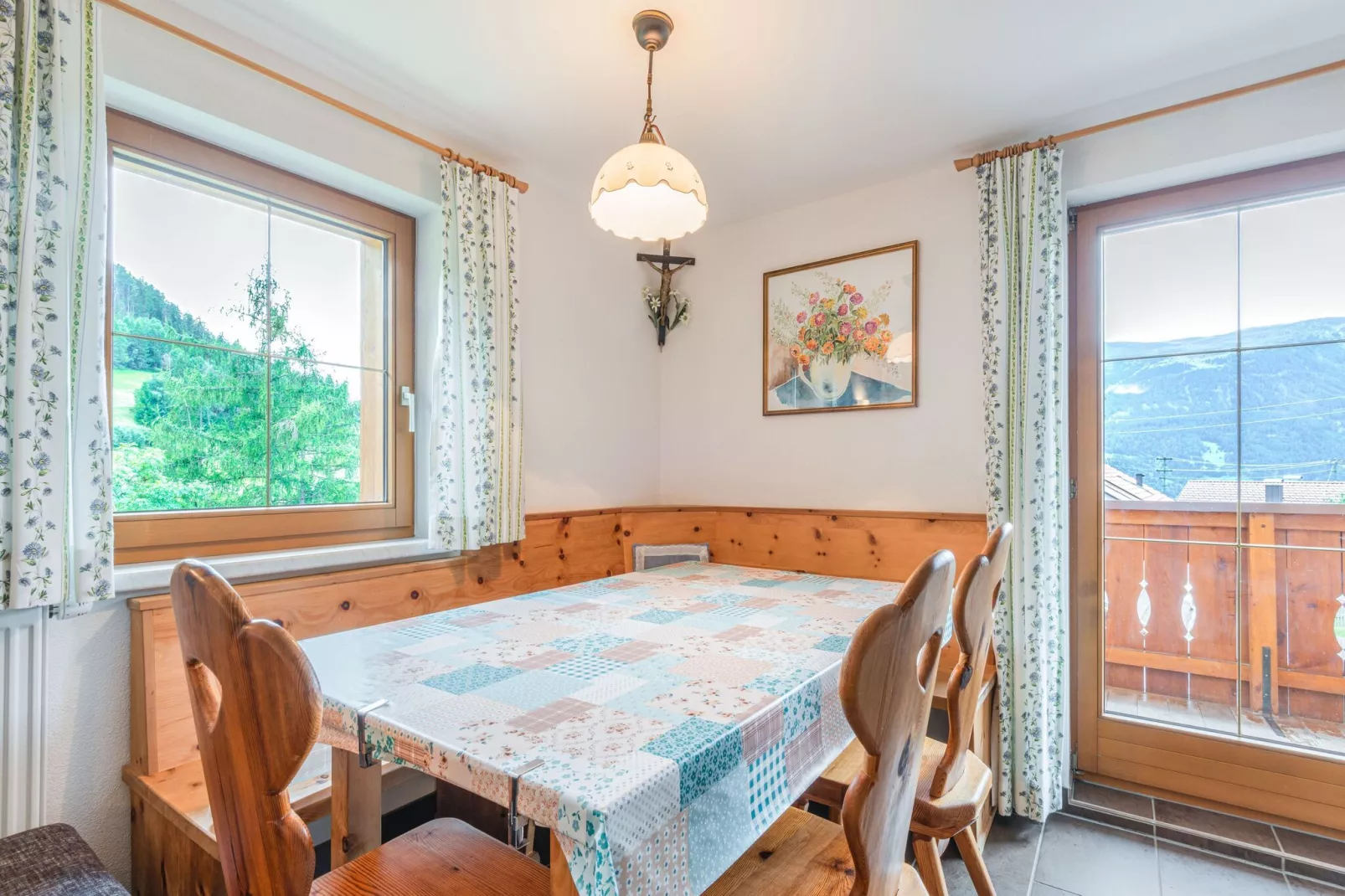 Appartement Almrose-Eetkamer