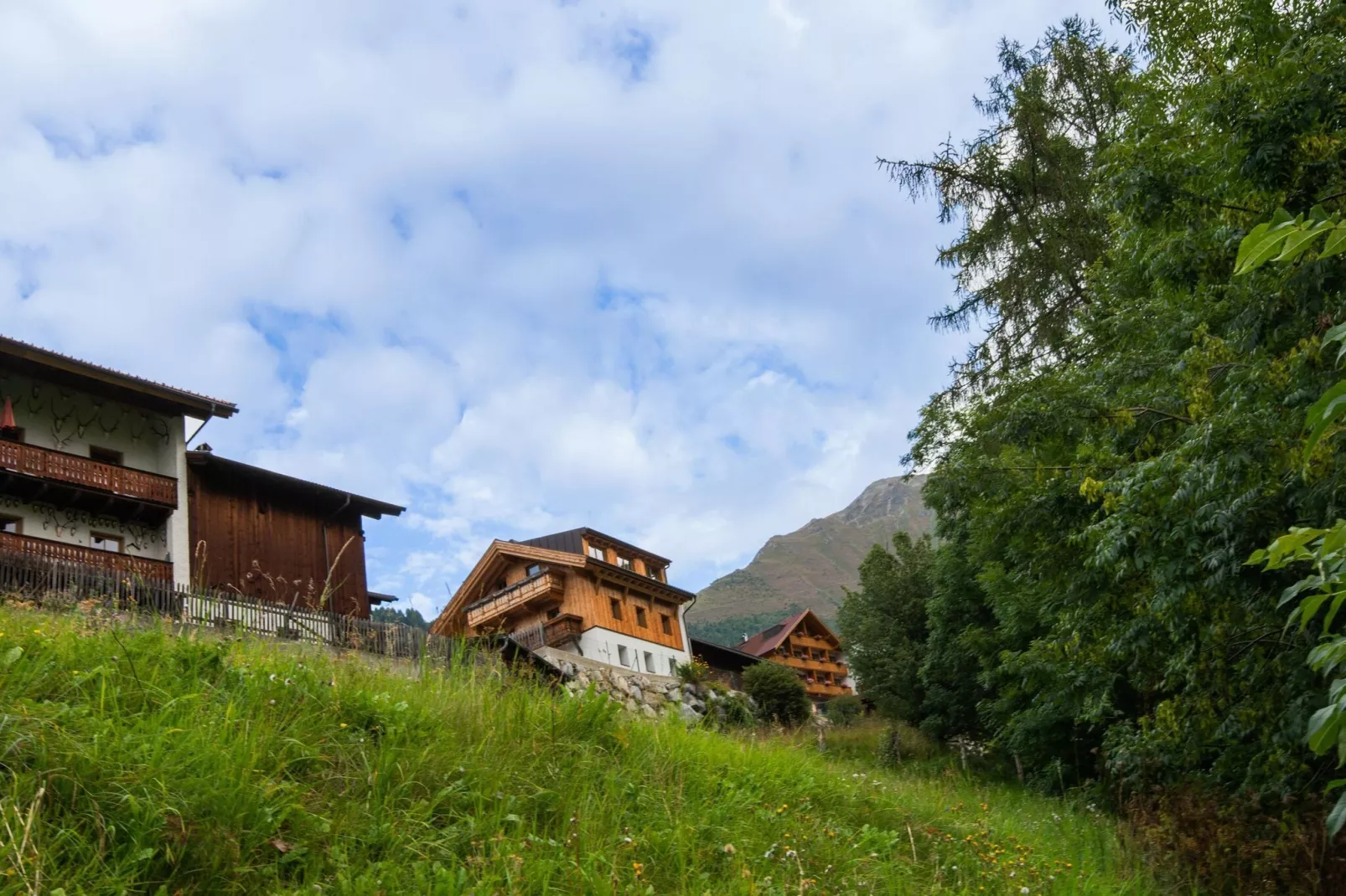 Appartement Almrose-Tuinen zomer