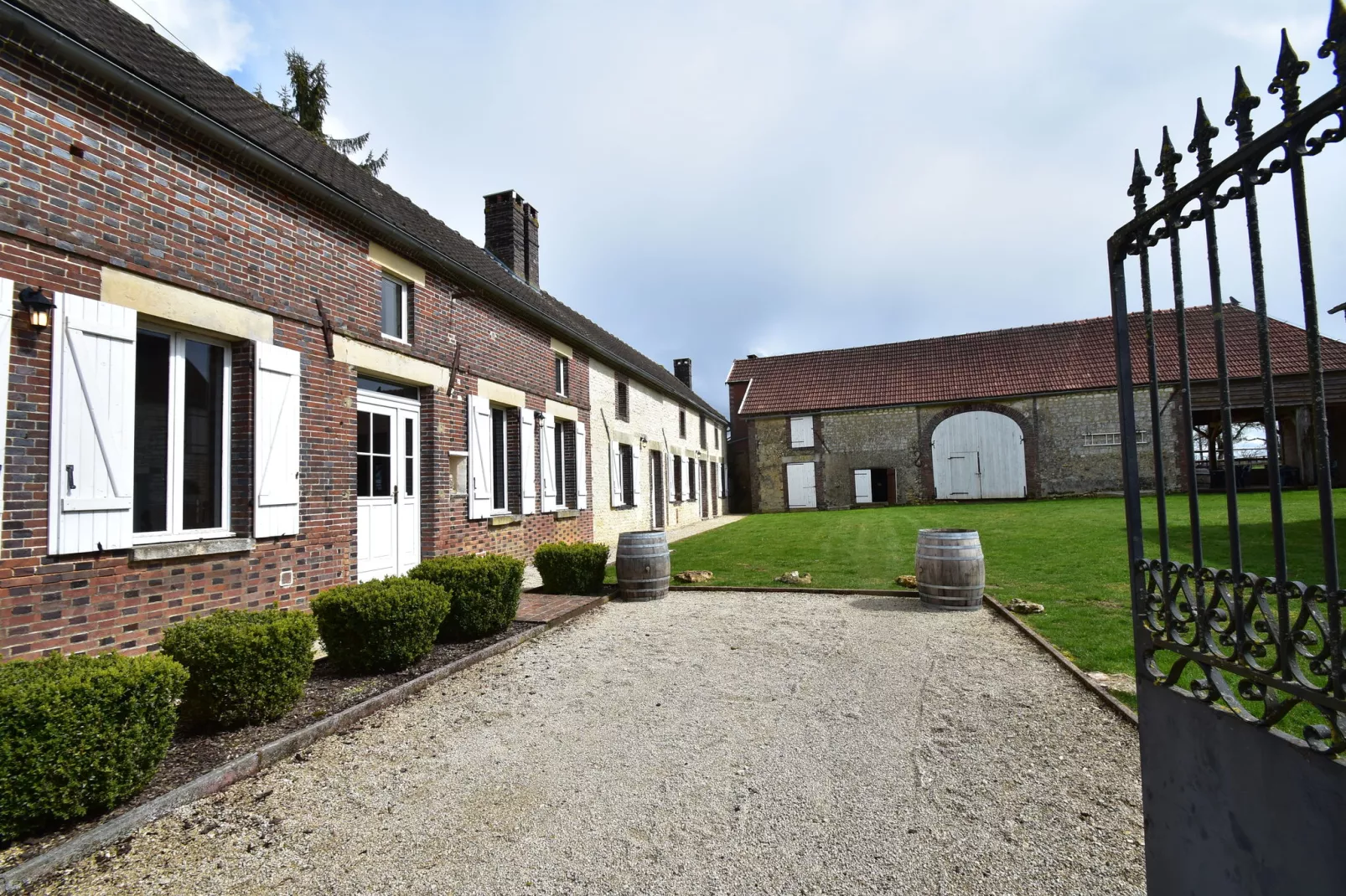 Ferme de Charme Bourgogne 15 pers-Buitenkant zomer