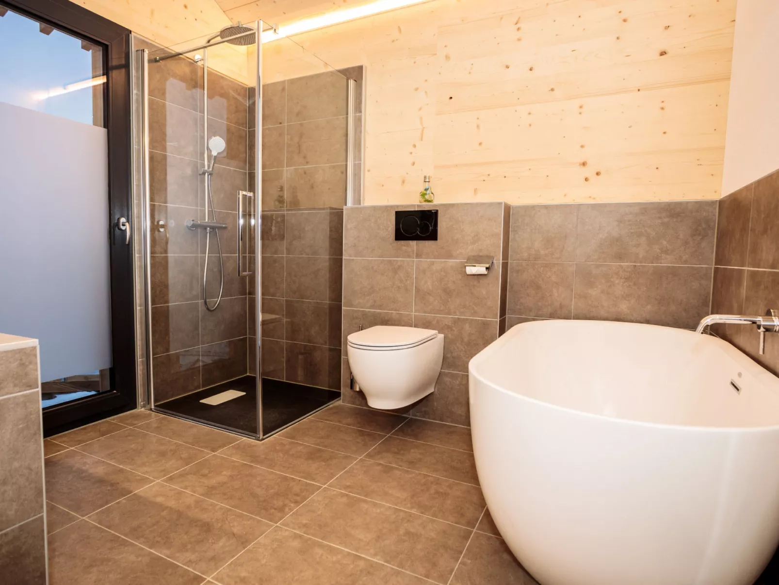 Premium mit 3 SZ,Sauna&Aussenbadewanne-Binnen