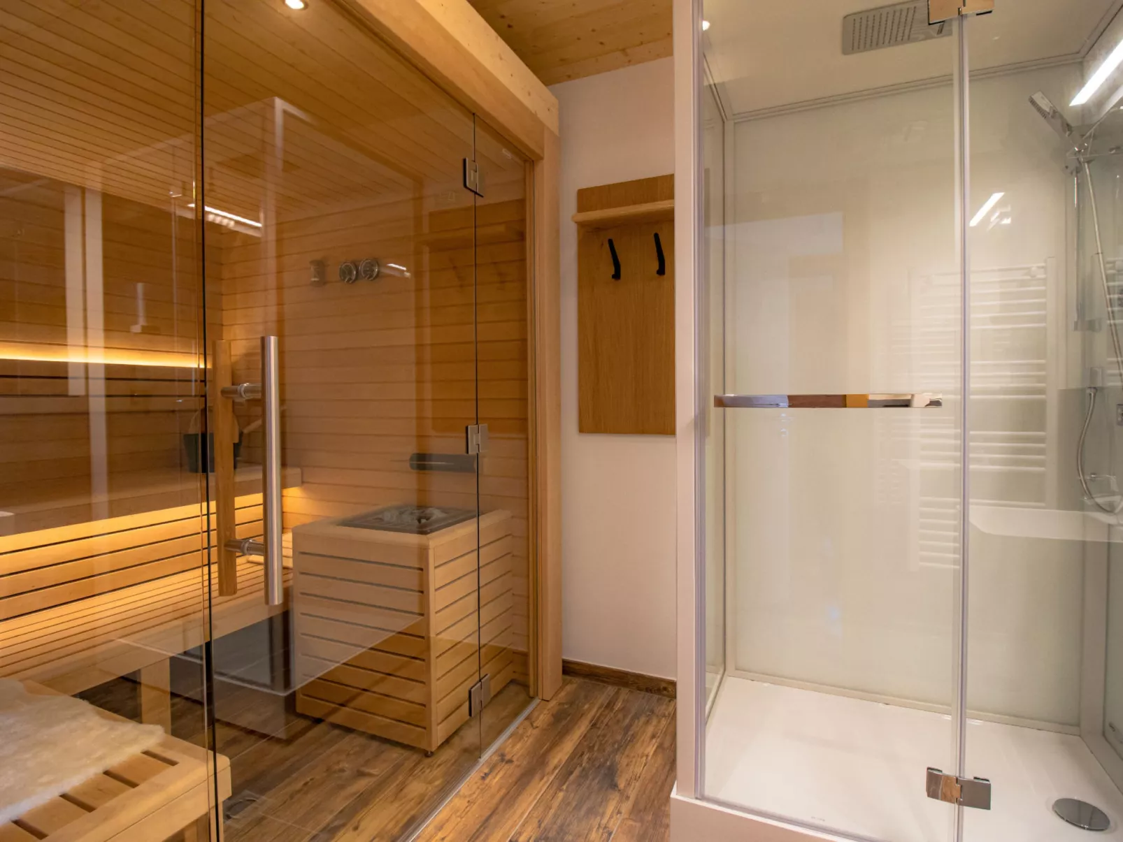Premium mit 3 SZ,Sauna&Aussenbadewanne-Binnen