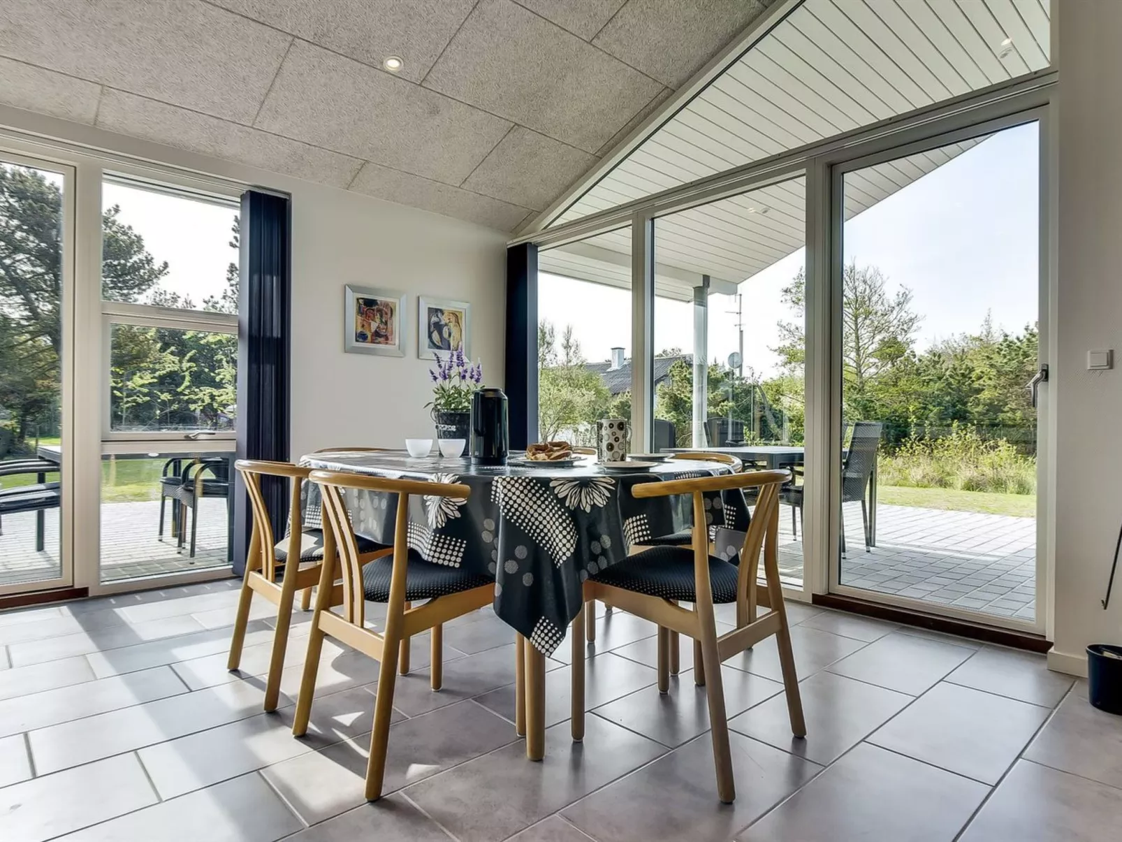 "Stacey" - 800m from the sea-Binnen