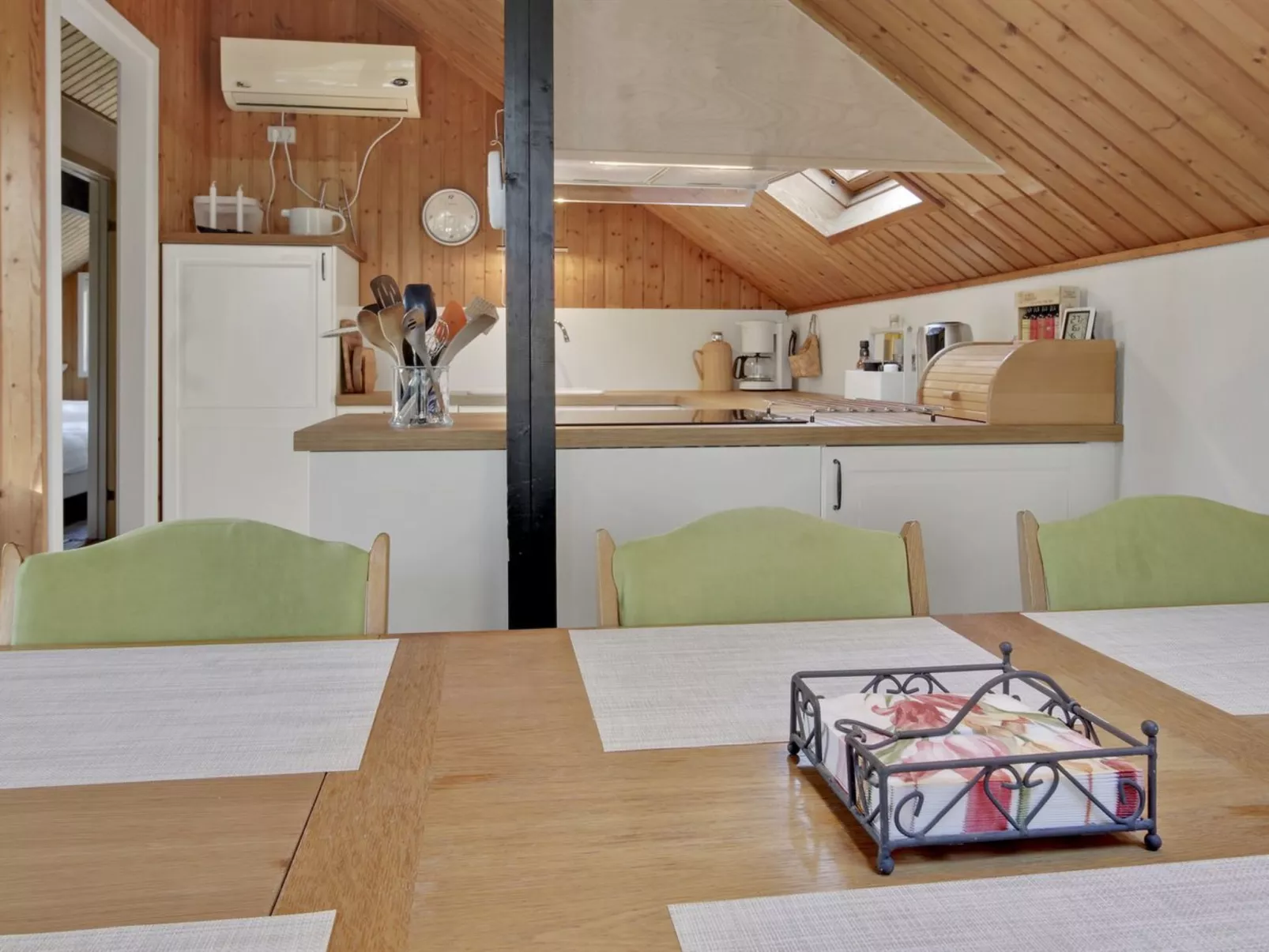 "Hilla" - 31km from the sea-Binnen