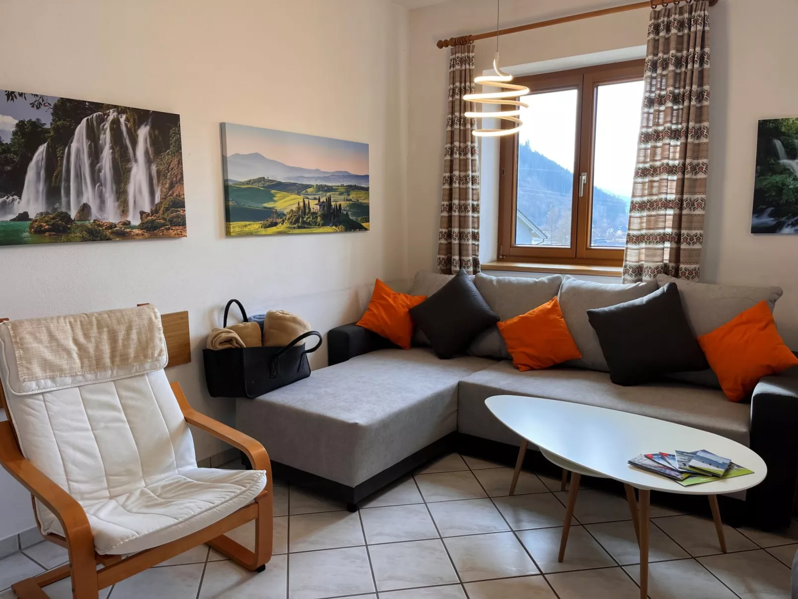The Orange Apartment-Binnen