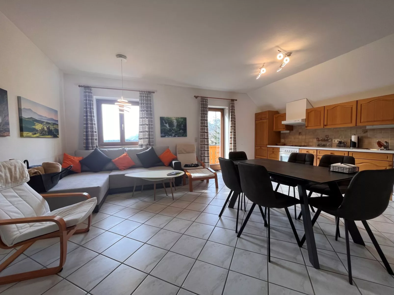 The Orange Apartment-Binnen