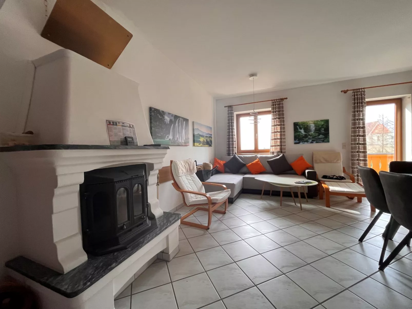 The Orange Apartment-Binnen