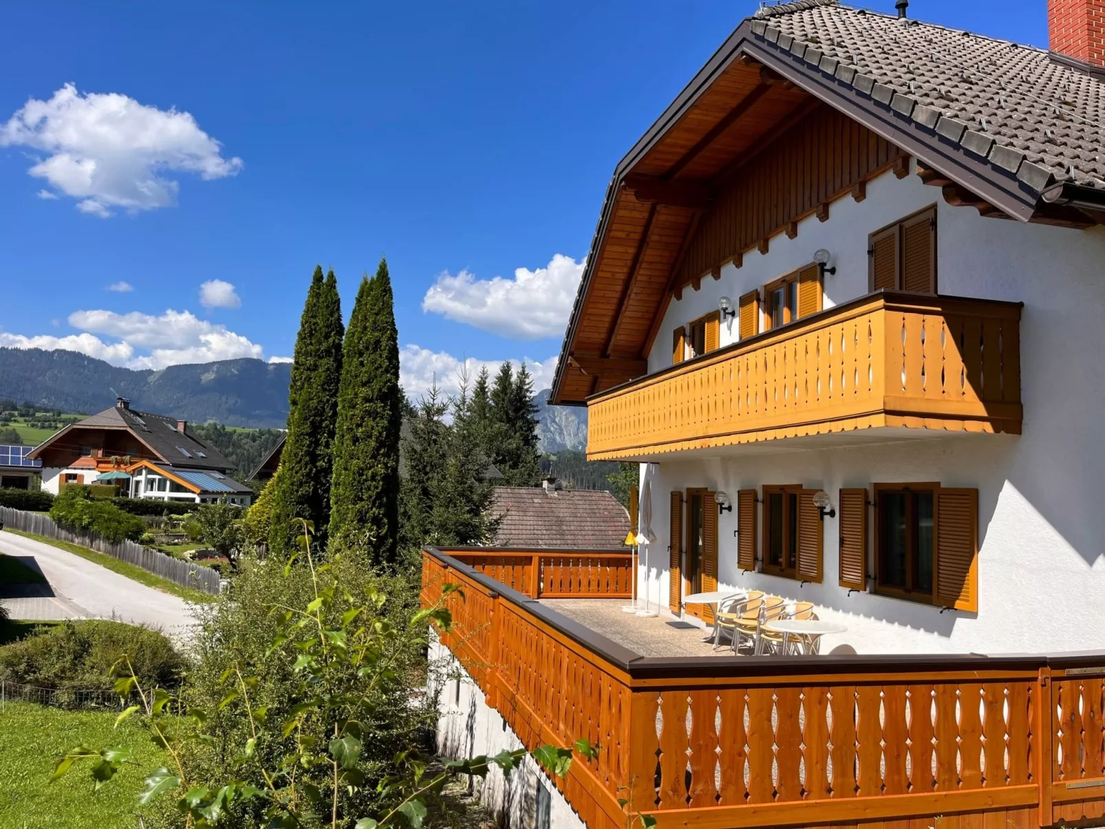 The Orange Apartment-Buiten