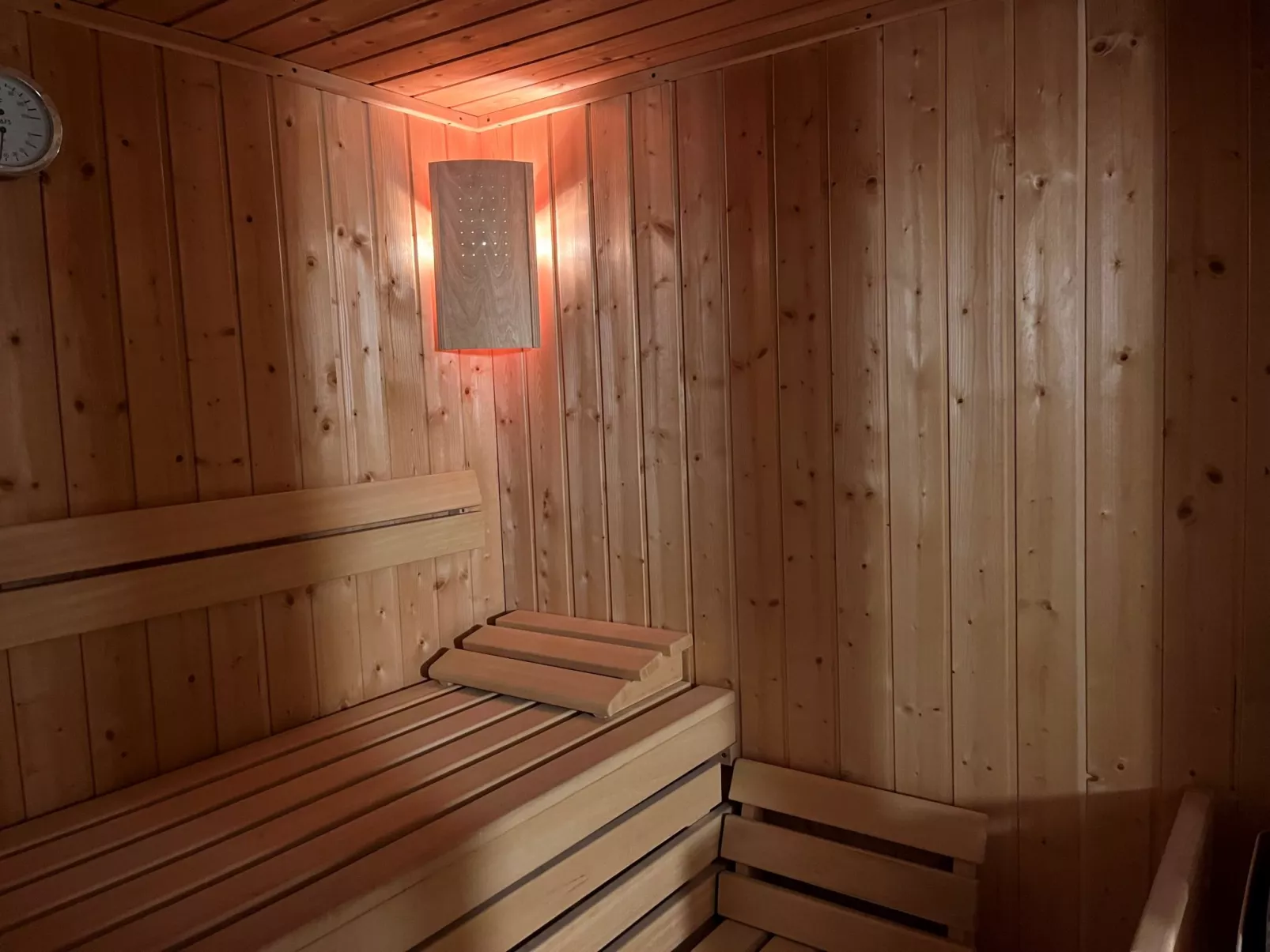 The Orange Apartment-Binnen