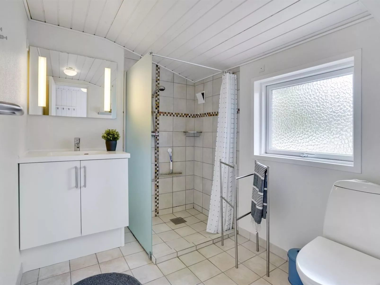 "Fredrikka" - 3.9km from the sea-Binnen