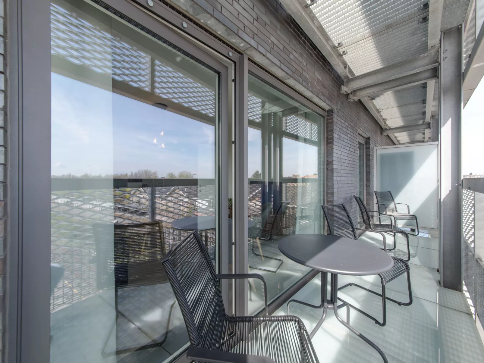 Railway to the Beach with balcony-Buiten