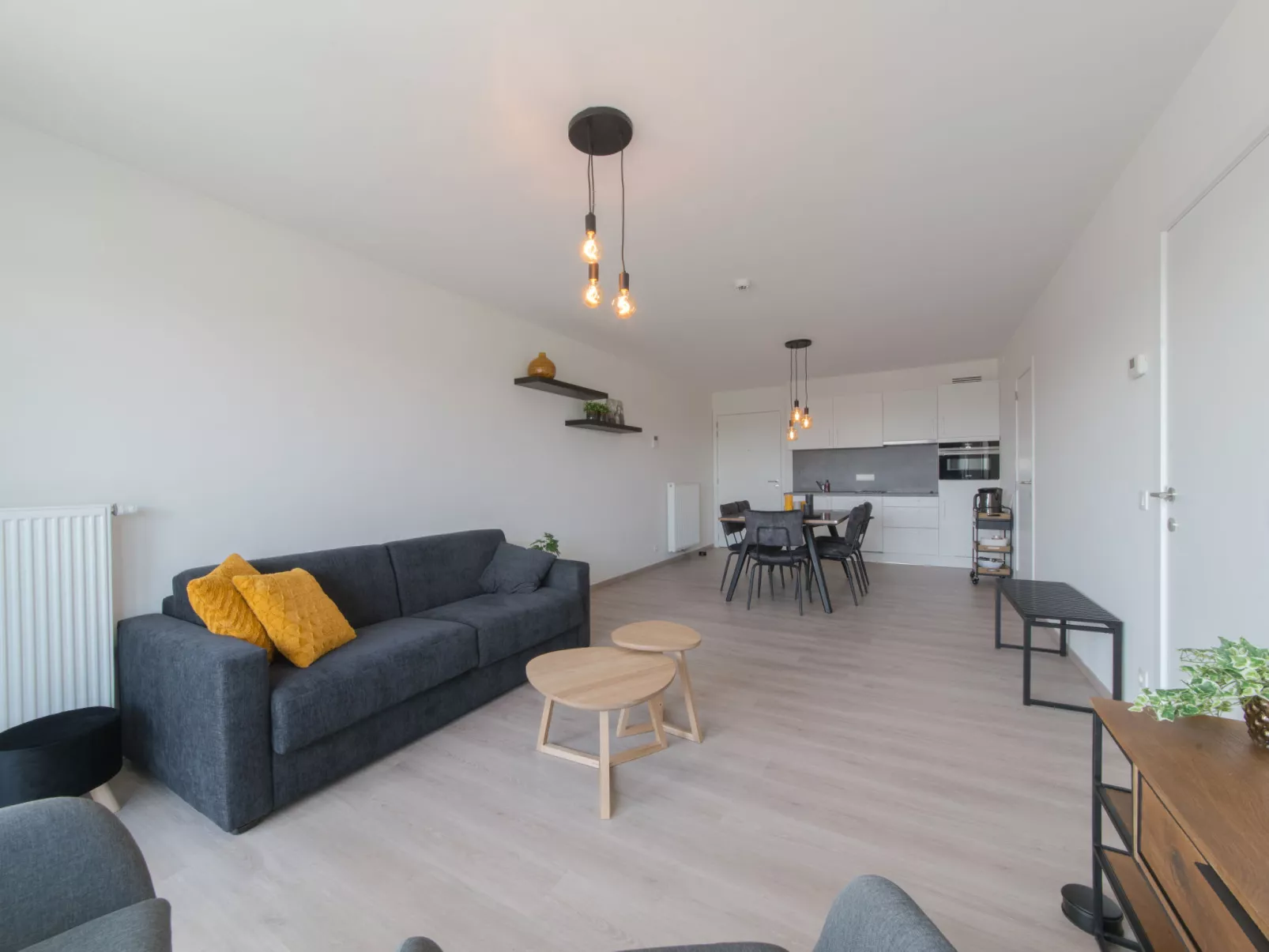 Railway to the Beach with balcony-Binnen
