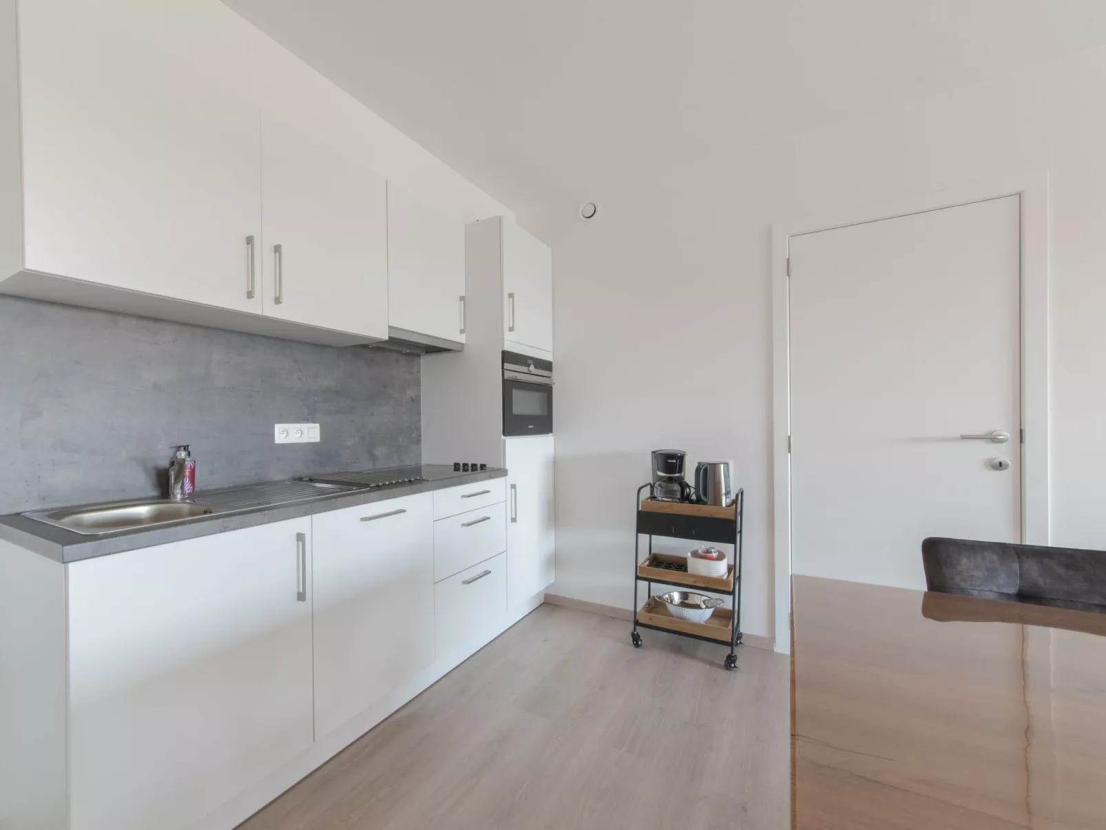 Railway to the Beach with balcony-Binnen