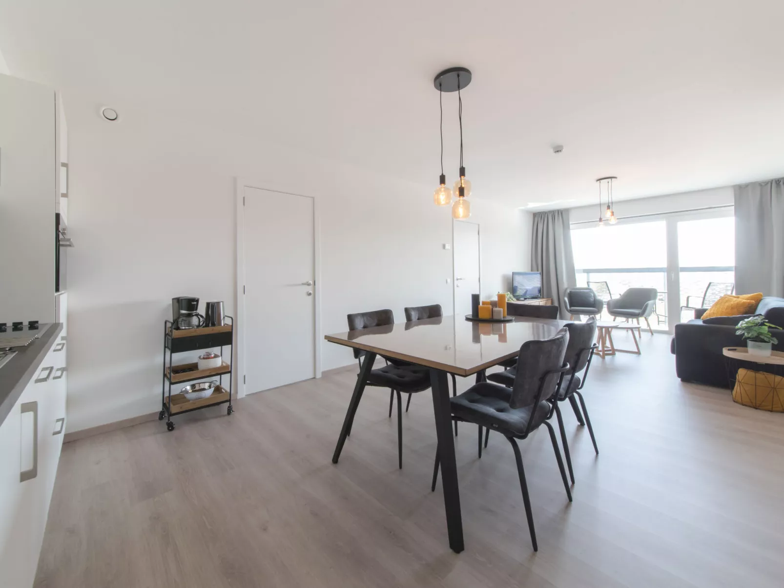 Railway to the Beach with balcony-Binnen
