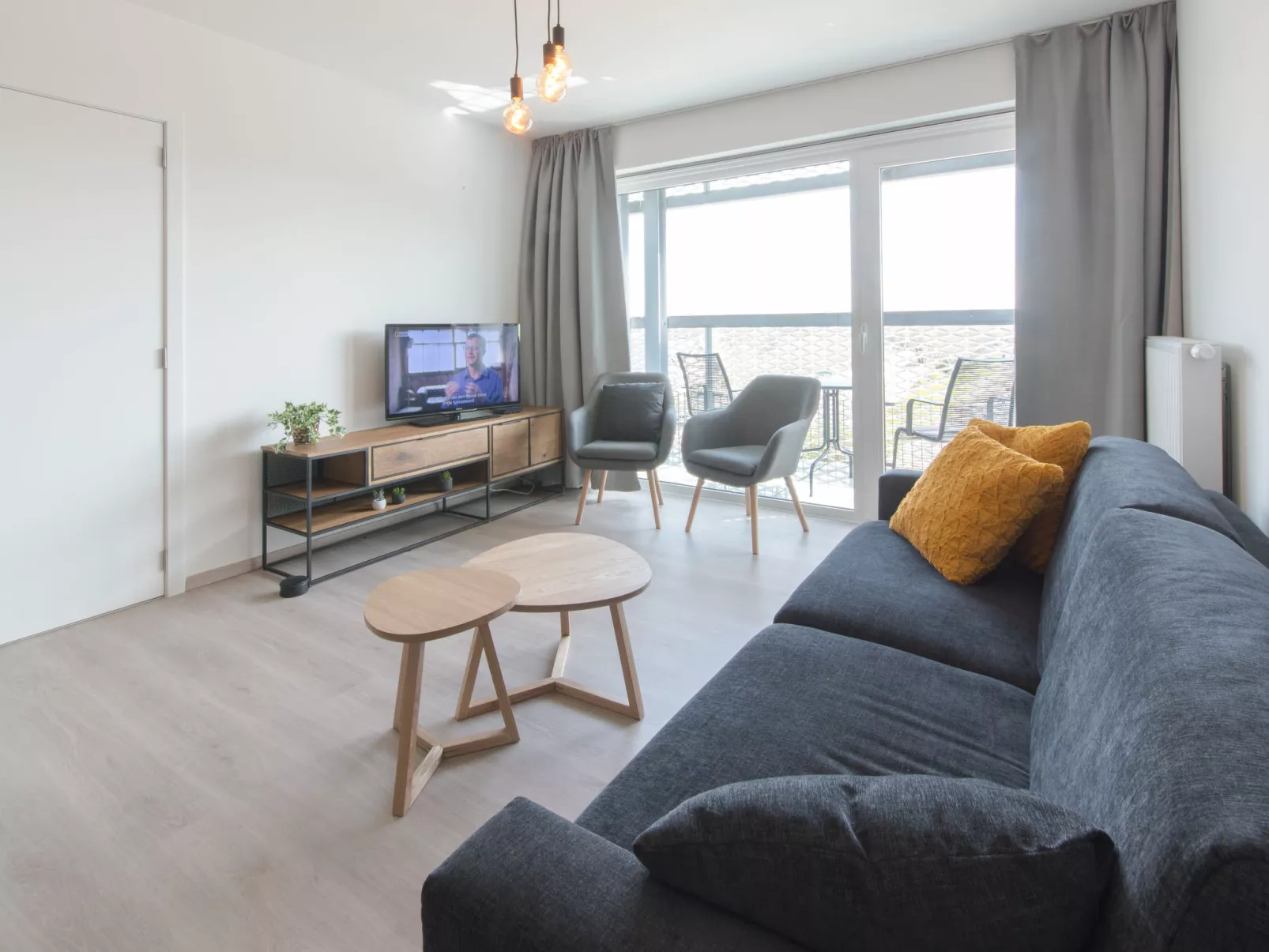 Railway to the Beach with balcony-Binnen