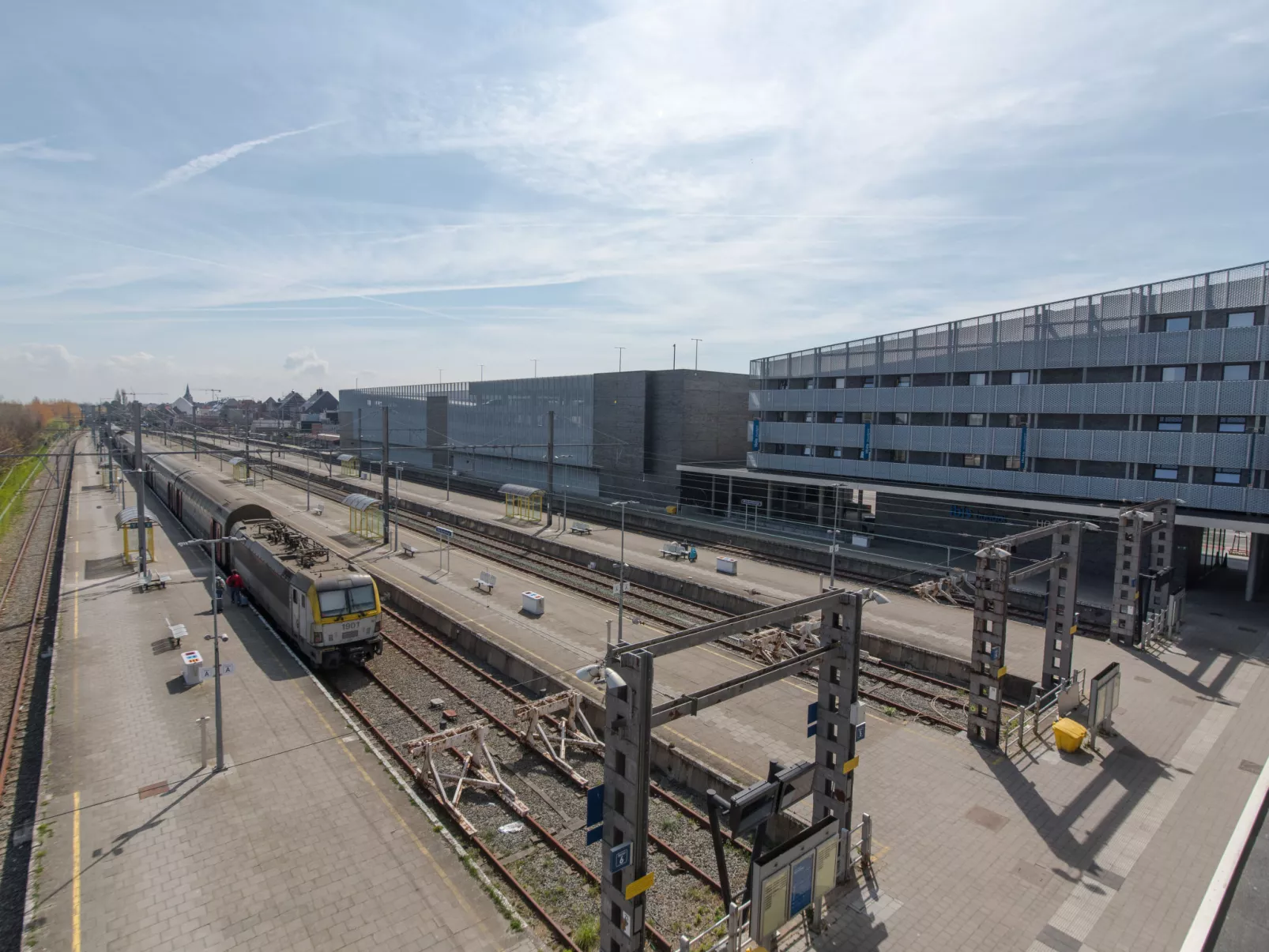 Railway to the Beach with balcony-Buiten