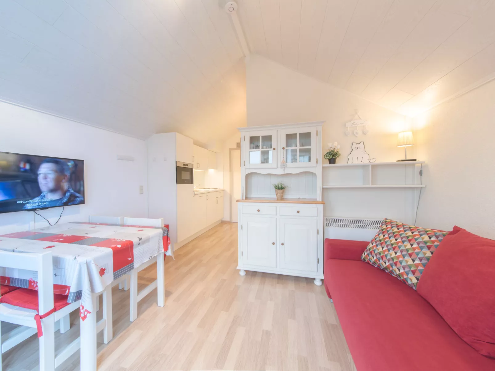 Dina with parking and shared pool-Binnen