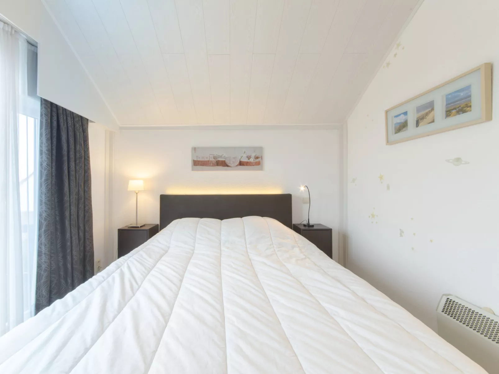 Dina with parking and shared pool-Binnen