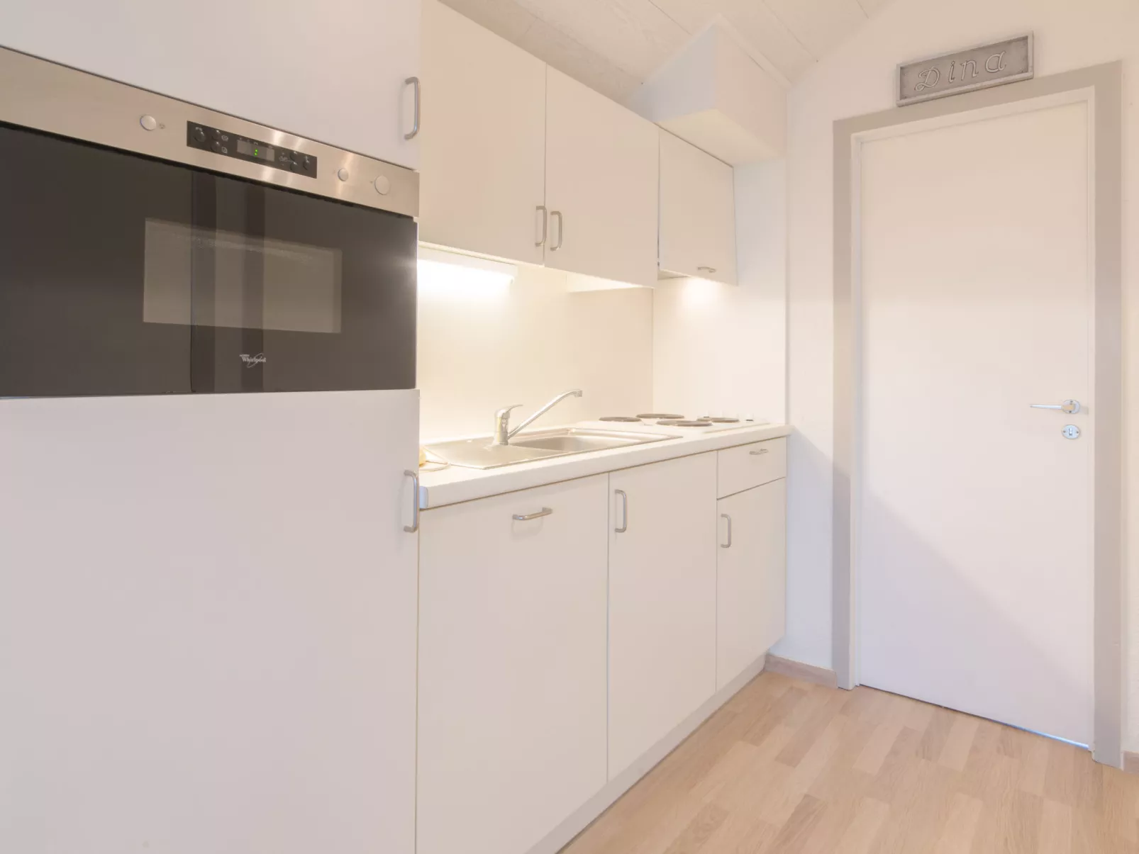 Dina with parking and shared pool-Binnen