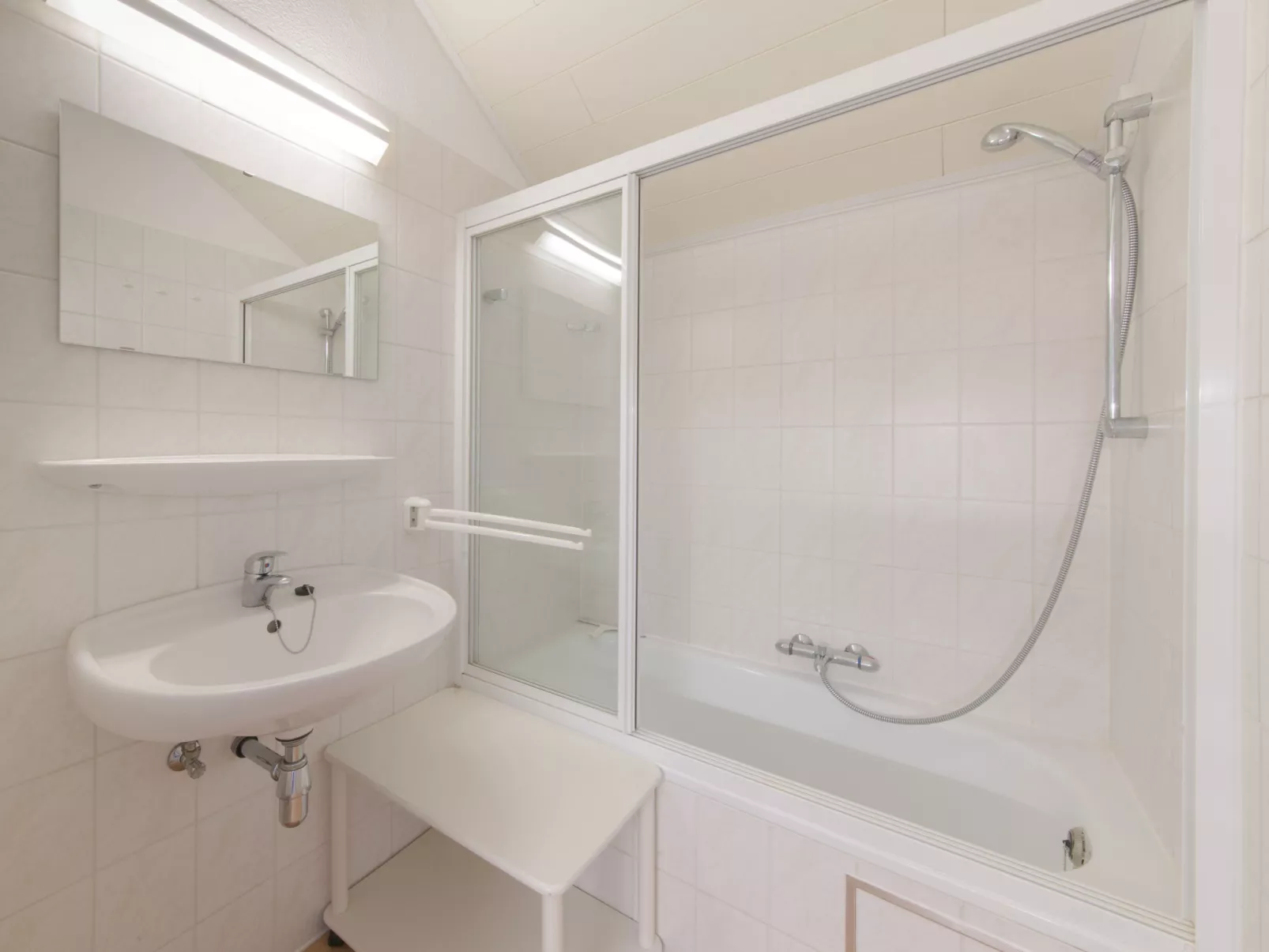 Dina with parking and shared pool-Binnen