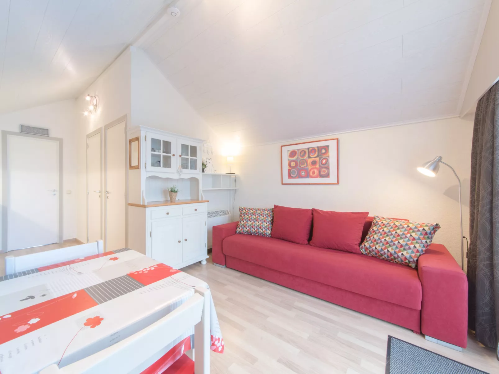 Dina with parking and shared pool-Binnen
