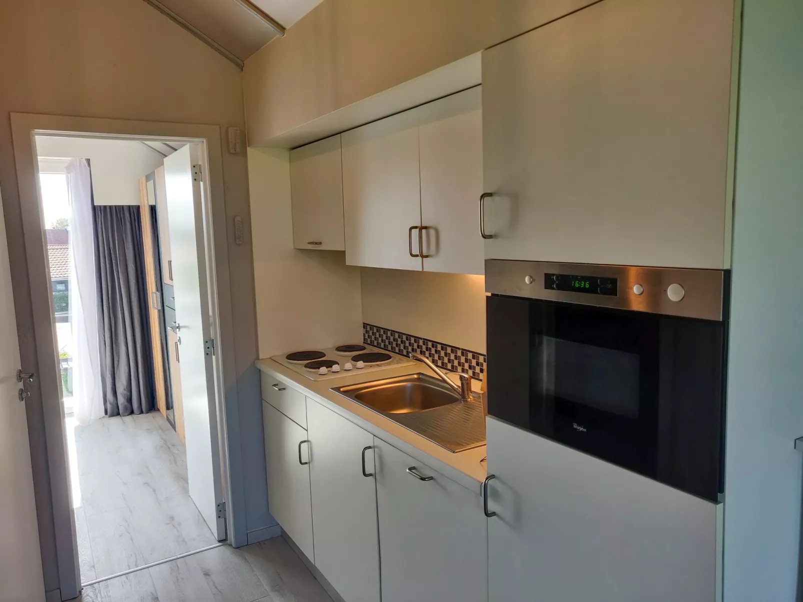 La Bella Vita parking and shared pool-Binnen