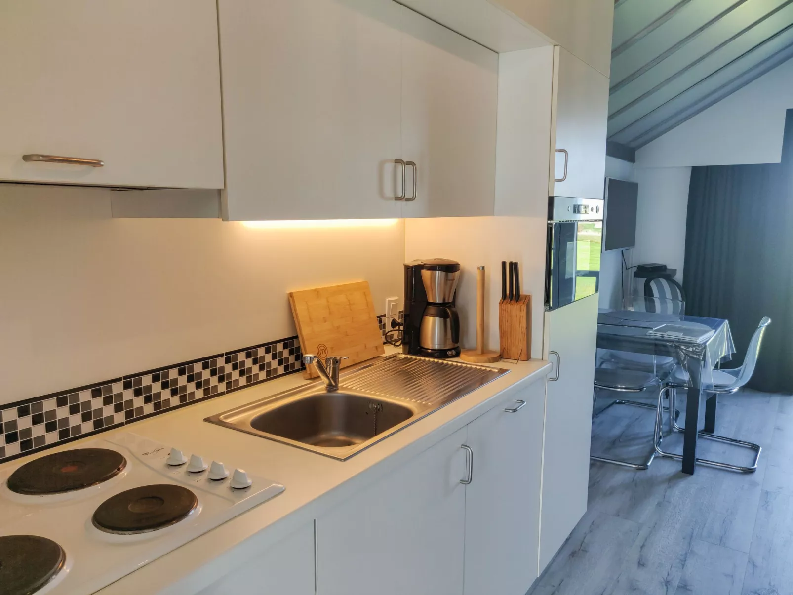 La Bella Vita parking and shared pool-Binnen