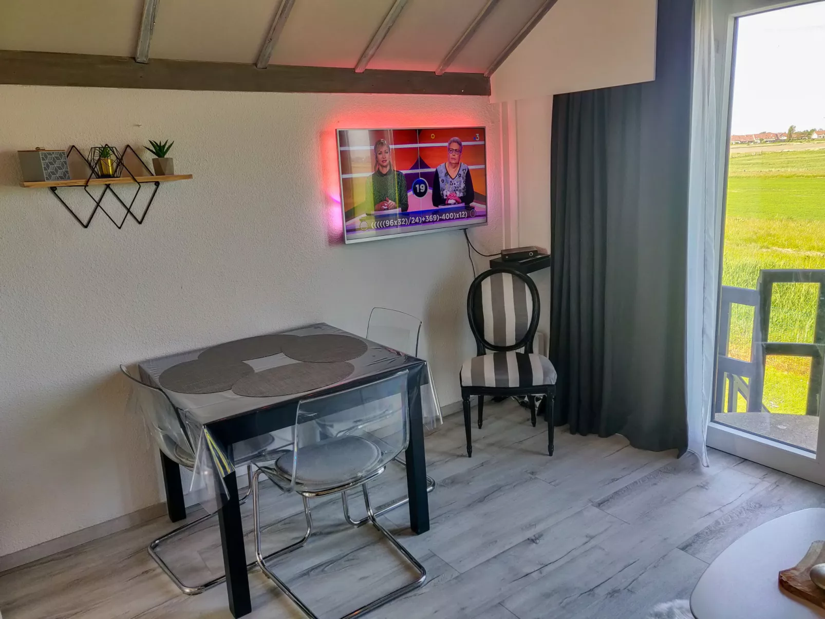 La Bella Vita parking and shared pool-Binnen