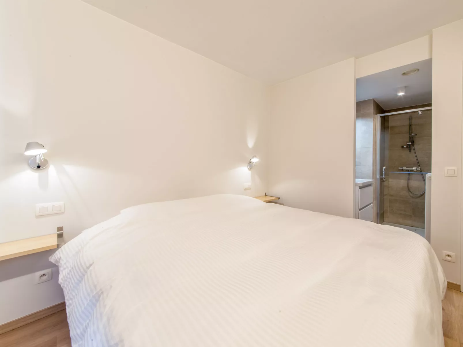Wanderlust with garage-Binnen