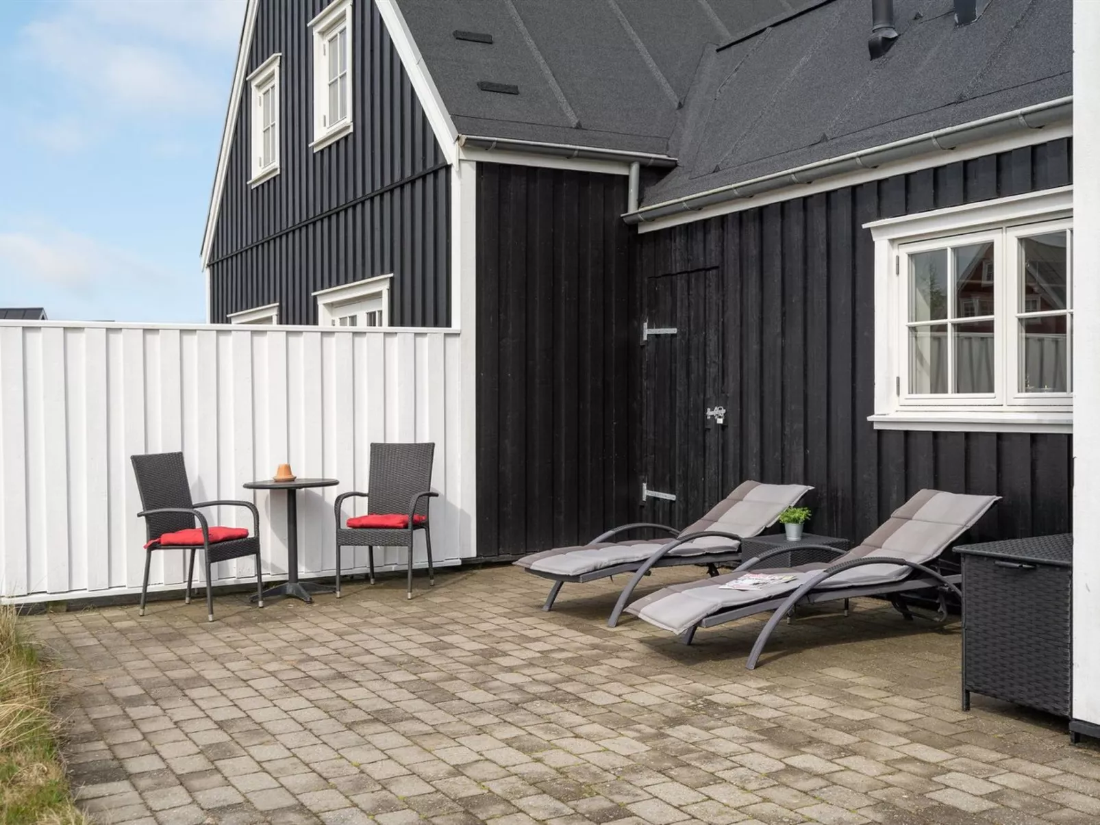 "Bjarta" - 1km from the sea-Binnen