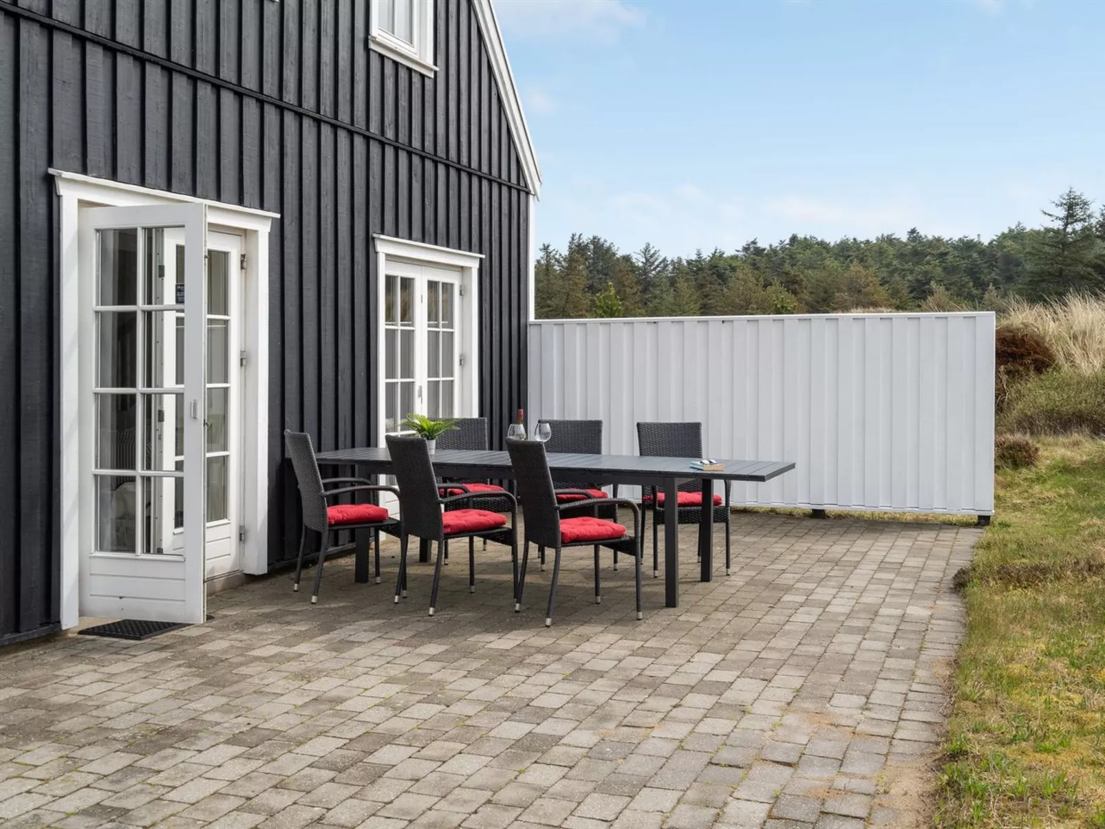 "Bjarta" - 1km from the sea-Binnen