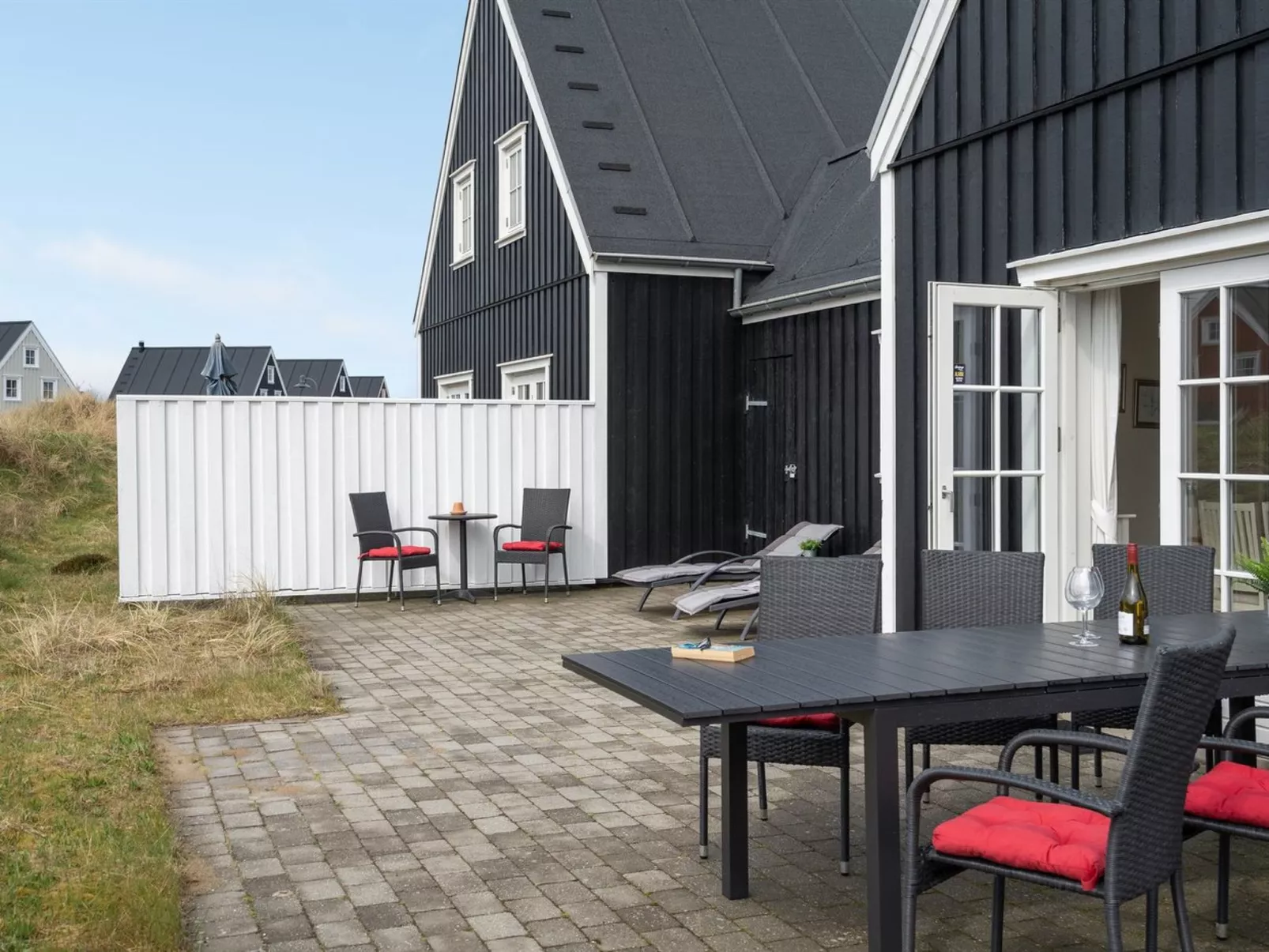 "Bjarta" - 1km from the sea-Buiten