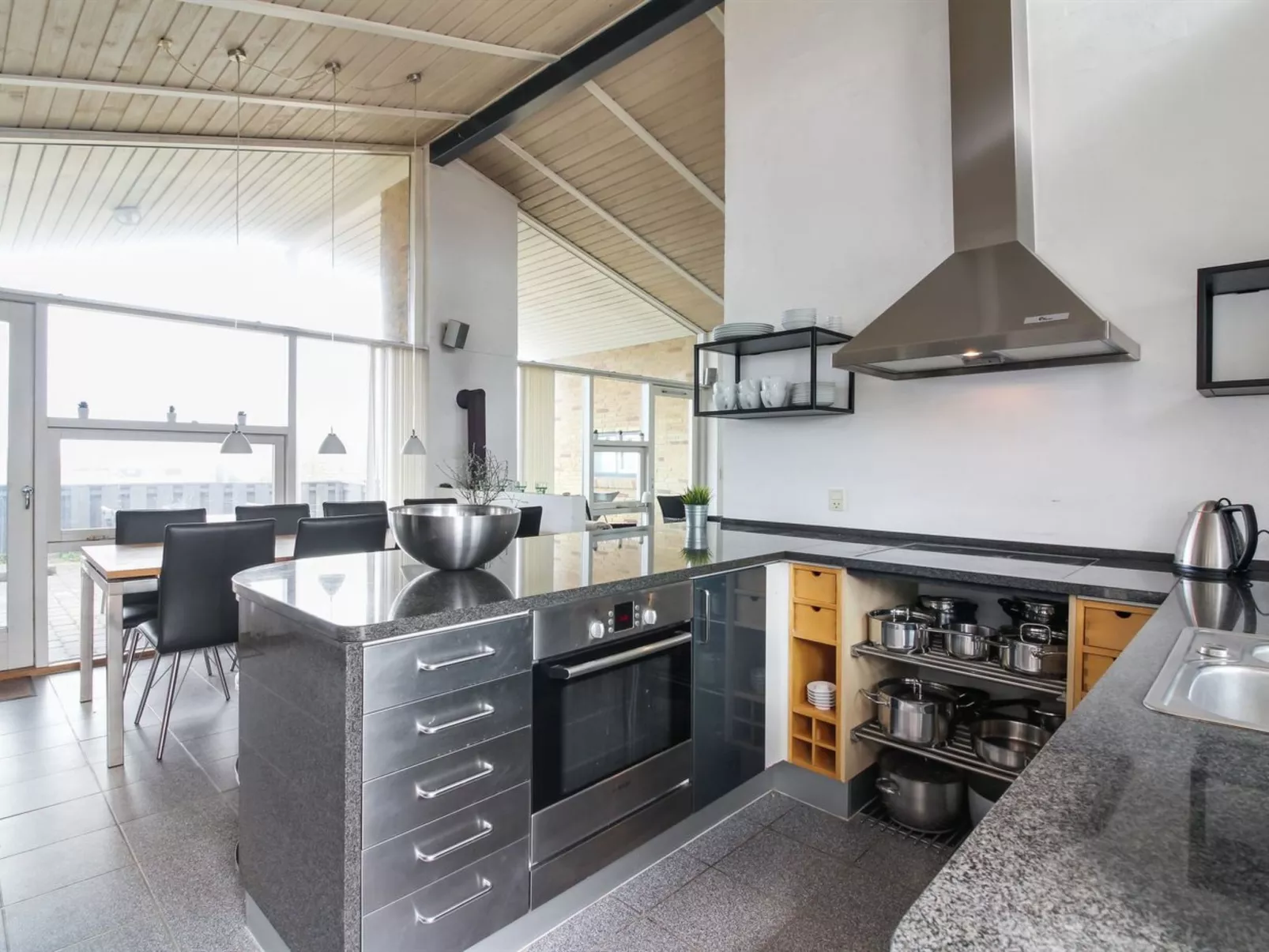 "Judeth" - 300m from the sea-Binnen