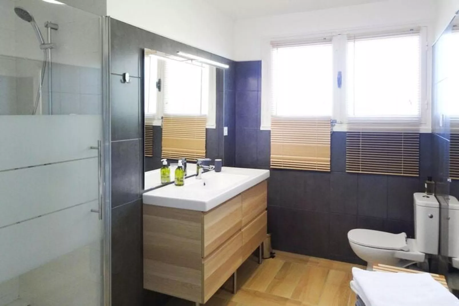 Holiday home, Cancale--Badkamer