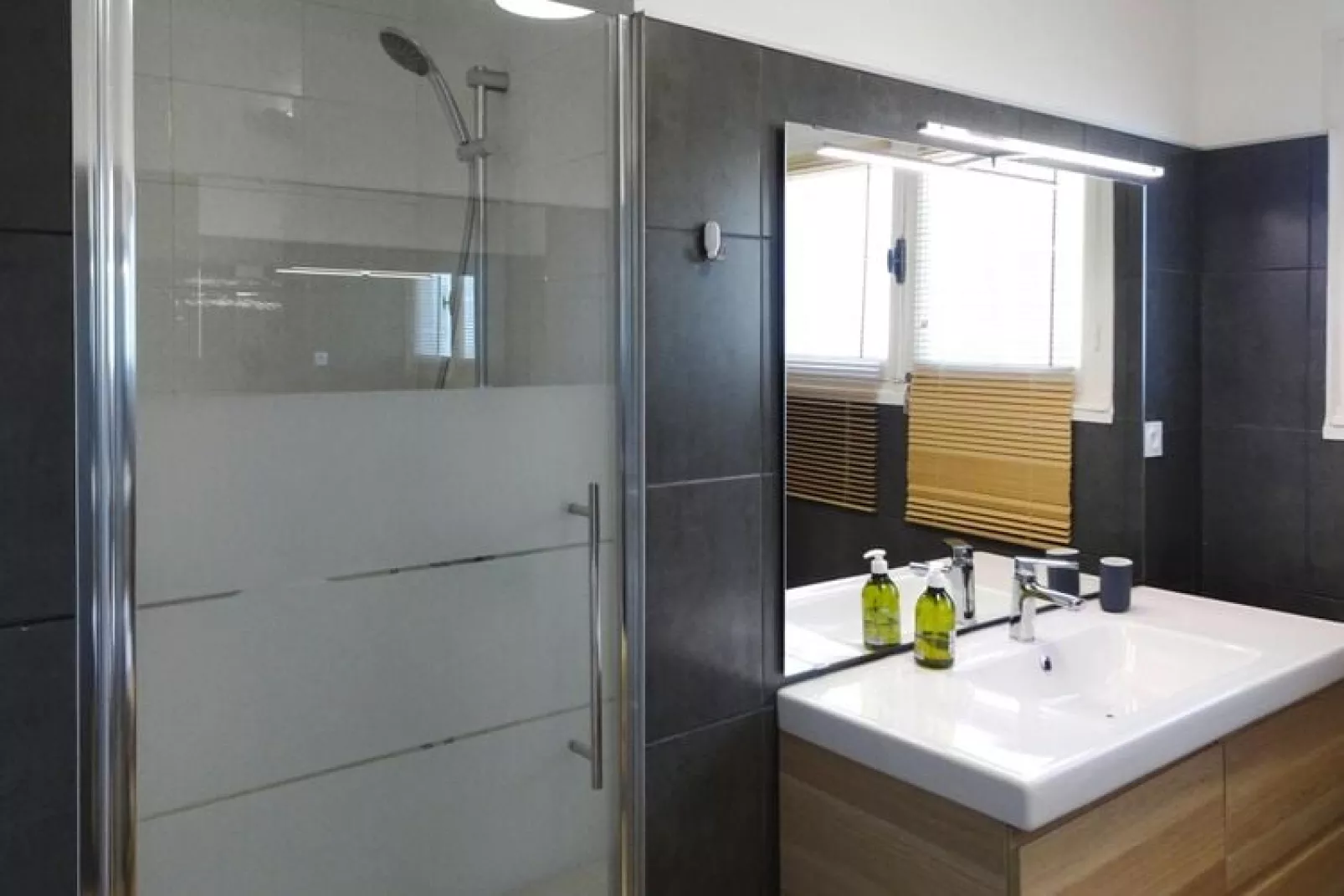 Holiday home, Cancale--Badkamer